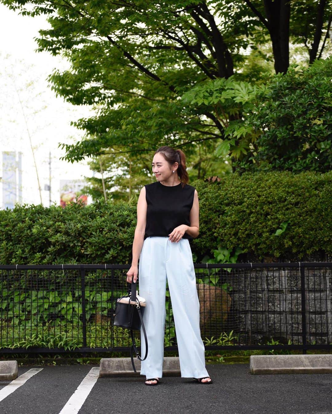 Keikooooooのインスタグラム：「コーデ♡カタチが綺麗すぎて、 色違いを追加購入してしまったパンツ♡ 足長効果バツグンですっ🥺💕🙌 . tops @gu_global #gu  pants @blanc_official.jp bag @dolce._official shoes @baldan_factory #baldan」