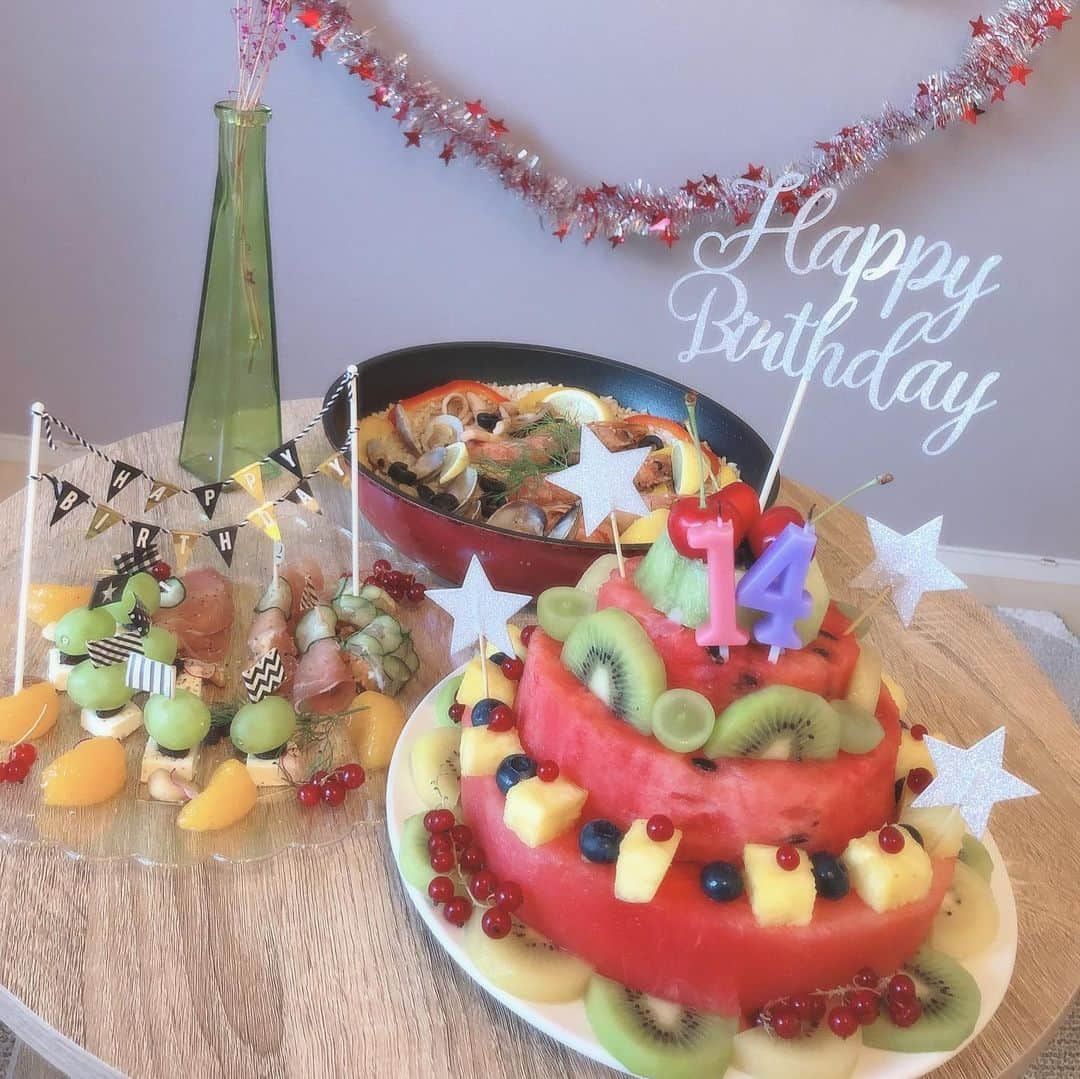 新山千春さんのインスタグラム写真 - (新山千春Instagram)「手作りスイカ🍉artの 歴史(*˘︶˘*).｡.:*  毎年恒例になったよ！！  #新山千春 #手作り #🍉  #フルーツ 娘の #大好物 #千春定食🌹」7月12日 21時06分 - chiharuuu_0114