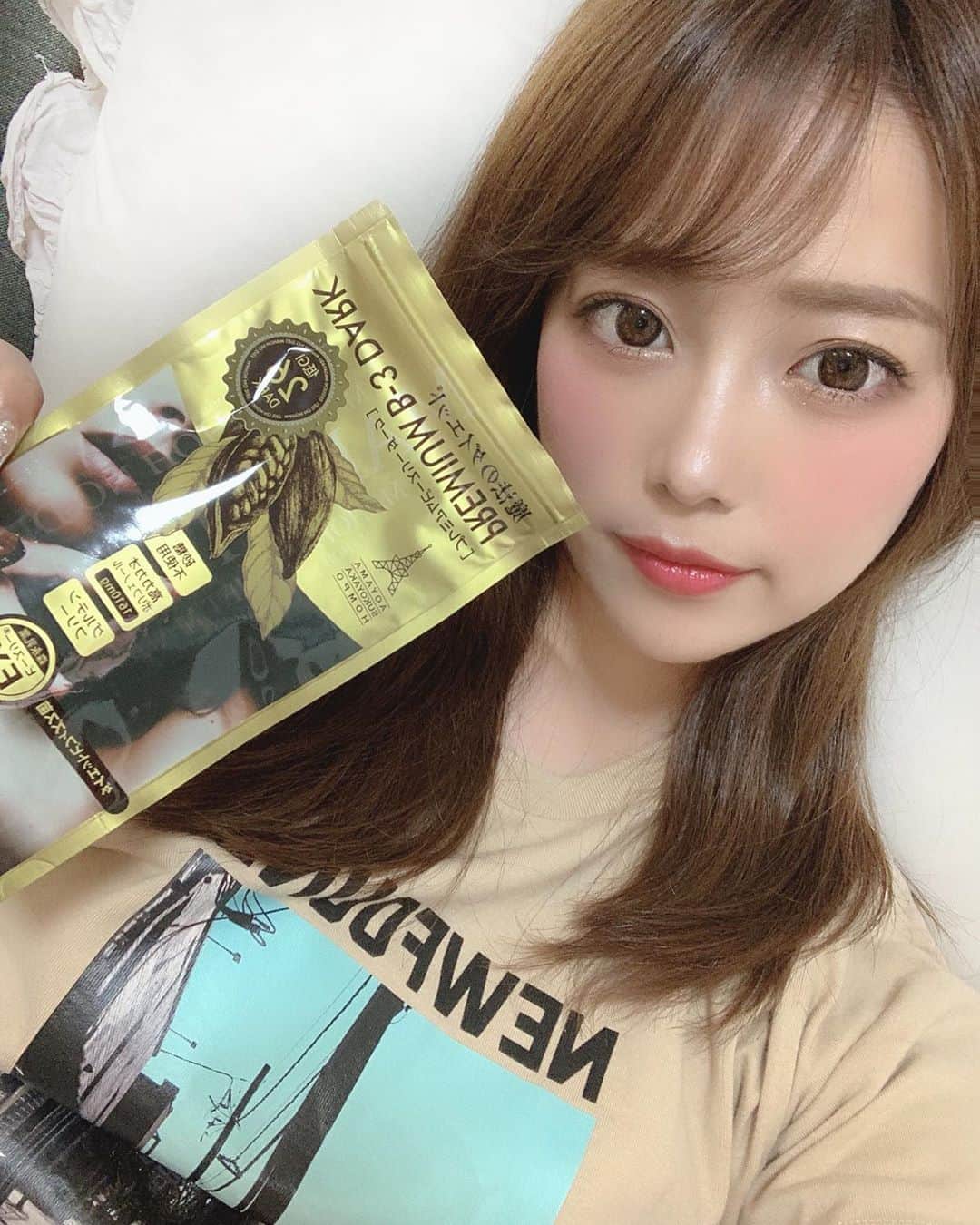 のインスタグラム：「. 低GI・砂糖不使用・美容成分配合で ビフィズス菌まで入ってるチョコレート🍫💕 . @sukoyaka.health_beauty  . ちなみにGIってなに？って人の為に補足👼🏻 GIとは 炭水化物を含む食品を🍚食べたときの 血糖値の上がりやすさを表した指数💉 低GI食品はメタボリックシンドローム予防に有効な食品なの🕊 . ダイエットしてても甘いもの我慢出来ない😭 って人にかなりオススメだよ🥰♥️ . 私のお気に入りは🍫 1枚目のプレミアムビースリーダーク🤎 . #ダイエット #ダイエットチョコレート #ダイエットチョコレートサプリメント #低gi #低gi食品 #魔法のチョコレート #セルカ #selca #selfie #ダイエット食品 #ダイエット」