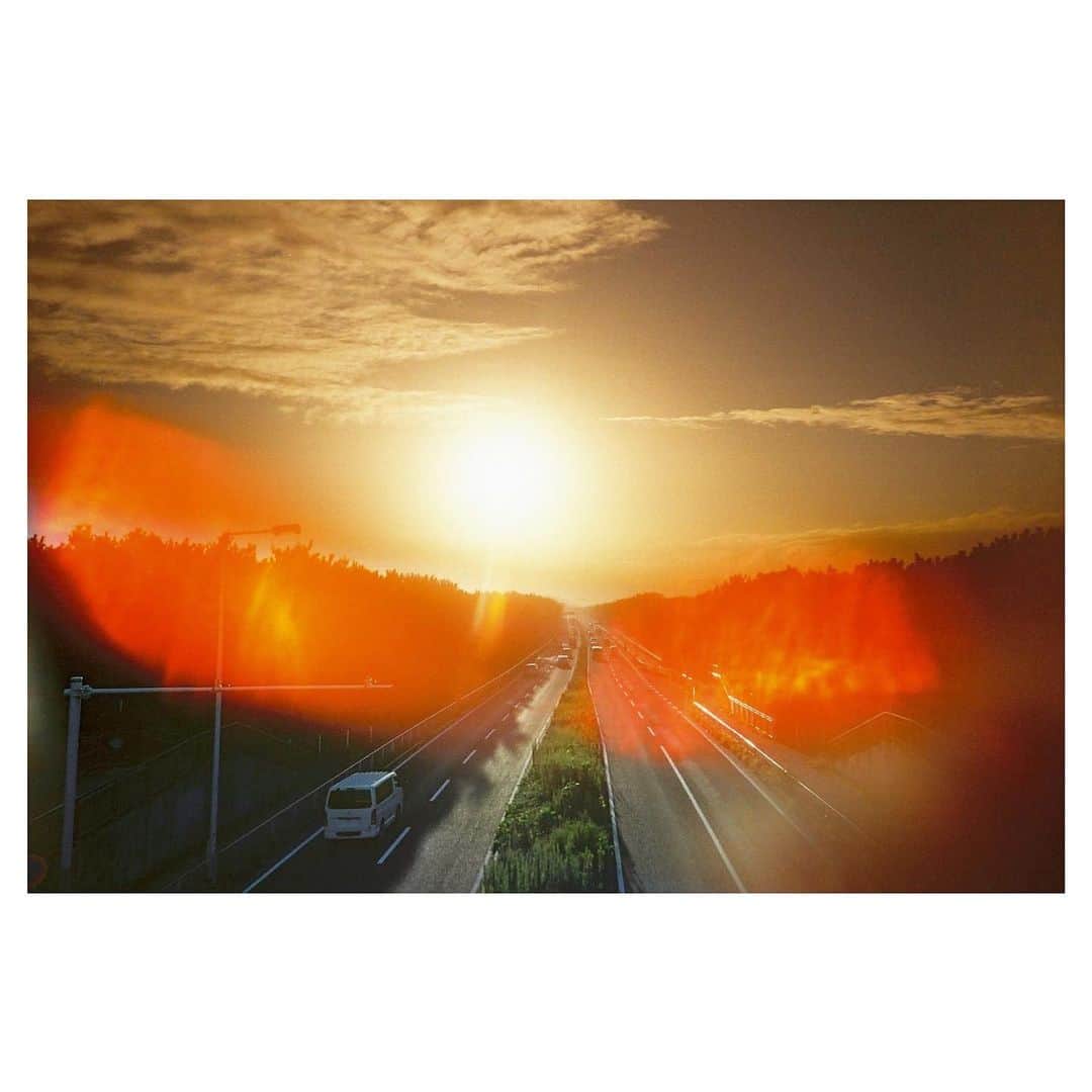 Caravanのインスタグラム：「今週木曜日、  7/16 19:30〜サムズアップでのライブ。  会場は限られた人数ですが、  久しぶりに皆の前で歌える事が  本当に楽しみで、感極まりそうです。  zaikoで生配信もしますので  ぜひとも参加お待ちしています。  そしてその前日、7/15に  先日、動画公開した新曲「HOME TOWN」と  「サンティアゴの道」を配信リリースします。  個人的に深い所でリンクしている二曲。  その想いは改めて語りたいと思います。  7/16のライブでも初披露します。  皆様、ぜひ！  Caravan LIVE EXTRA "Hello Again" 2020 7/16(thu) 横浜THUMBS UP  視聴可能19:00～ LIVEスタート19:30～ act : Caravan & 倉井夏樹 digital ticket 2.500yen now on sale！ https://caravan.zaiko.io/_item/327537」