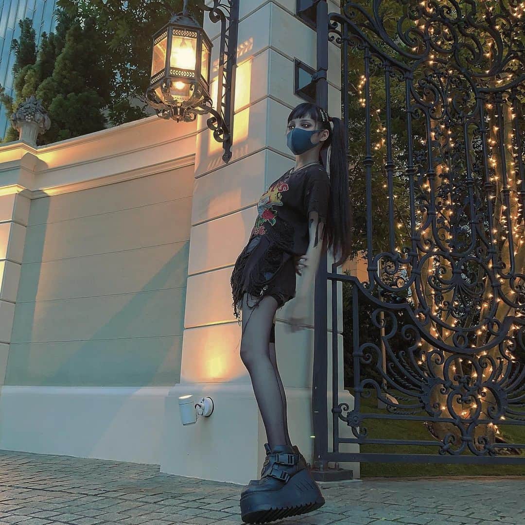 chiiiiiのインスタグラム：「🔪⛓⚖️🦴🐁 目が光る」