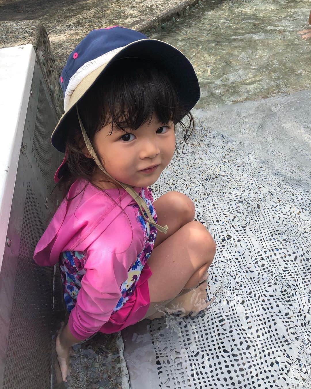 川島章良のインスタグラム：「. . .  暑いよー。  梅雨明けたらもっと暑くなるんですよね。  やばい。  クーラーがパソコン部屋にはないから買わないと。  でも1カ月待ち。  公園で塩素が入っている水浴び場があります、  この時期だと塩素はいっているとありがたい。  帽子もう去年のギリギリ  はやいねー。  #水浴び #きあちゃん #公園 #水着 #夏」