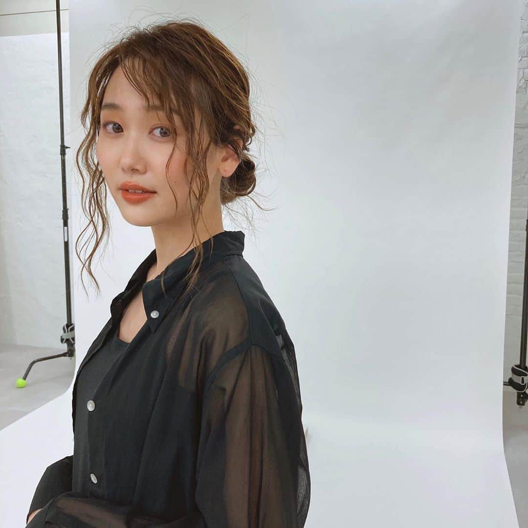 小林ようのインスタグラム：「先日の。お団子とローポニー。 💄@yaggyy_____hm  . #makeup #hairstyle #shooting #model #tokyo #fashiongram #uniqlou  #シアーシャツ #小林よう #메이크업 #도쿄 #모델」