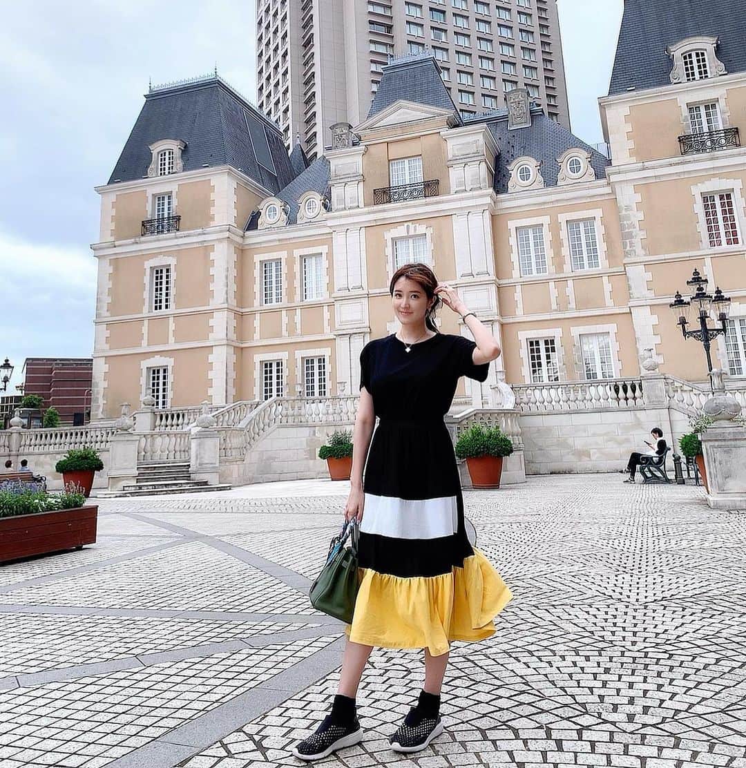 のインスタグラム：「休日のお出かけに🥳 @selectshop.brillant のワンピース💓着やすさとイエローのインパクトあるデザインがお気に入りです💛  #休日コーデ #夏ワンピース」