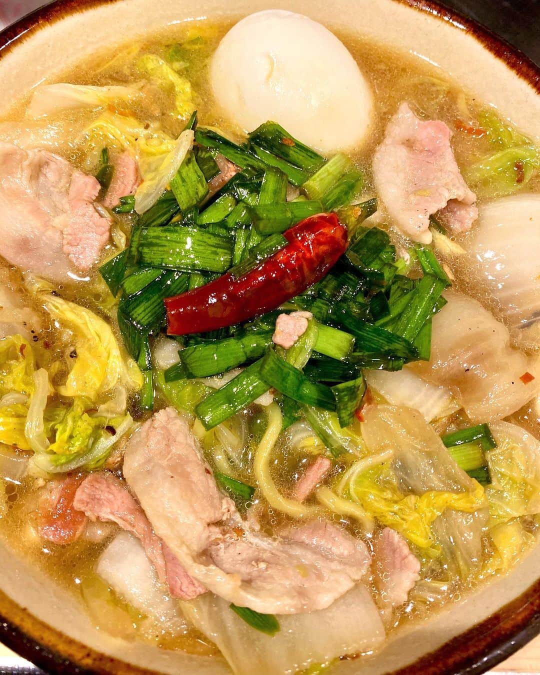 クボタマサヒコのインスタグラム：「🍜 日曜の夜ですが。たまにはね。  レシピ、プロフィールリンクからどうぞ🌶  こないだのニラ醤油漬け使ってみてます🌿  #ラーメン #自炊 #クボタ食堂」