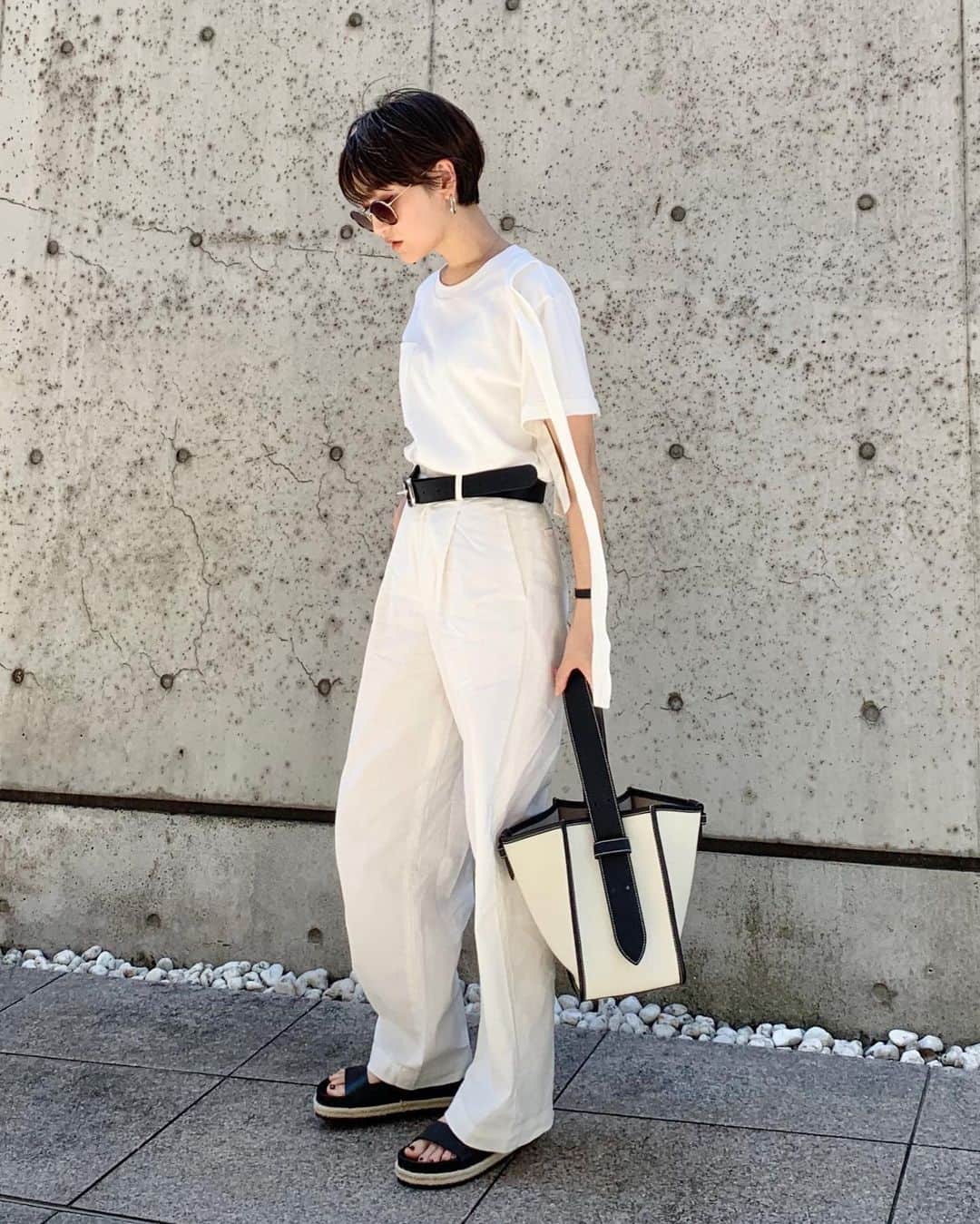 金子麻貴さんのインスタグラム写真 - (金子麻貴Instagram)「ホワイトコーデにブラックの小物でゆるっとカジュアル。  ベーシックなTシャツにビックポケットとリボンがプラスされていて白T好きにはたまらない一枚💕　@petitbateau_jp × クリストフ・ランフのカプセルコレクションで部屋着のハーフパンツもお家で履いてます☺️ . . #fashion#petitbateau#vasic#zara#モノトーンコーデ#Tシャツ#ママコーデ#シンプルコーデ#プチバトー#白T#ショートヘア」7月12日 21時20分 - mtmmaki