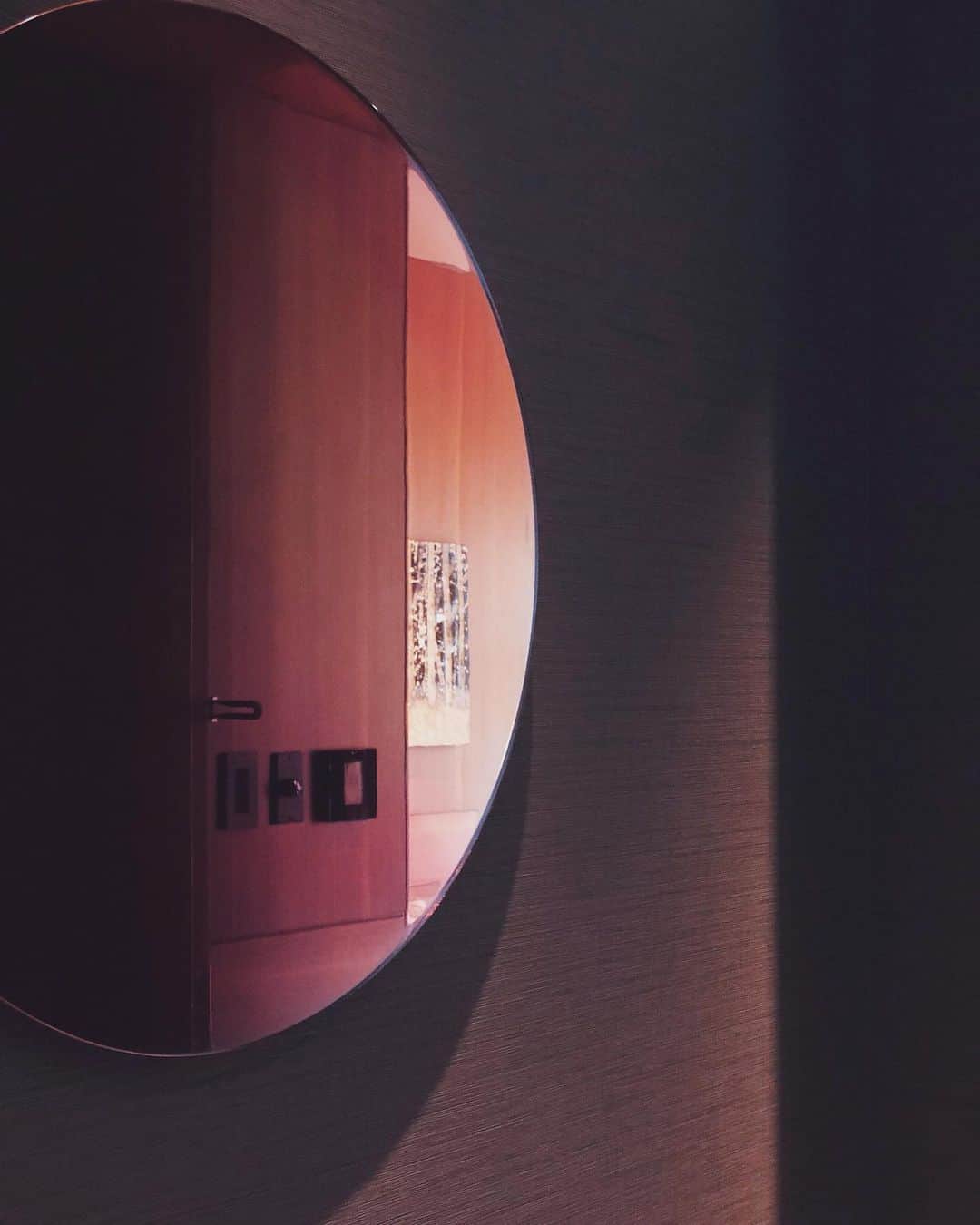 sunday_722のインスタグラム：「* *  THE BASICS FUKUOKA ⑦ 4 July,2020 @thebasicsfukuoka * THE BASICS COLLECTIVE  #1今を撮る * ザベーシックス福岡 素敵なホテルの撮影会 * 各部屋や廊下などは 若いアーティストの作品が 飾られています。 まるでウォン・カーワイ 監督映画「花様年華」の シーンを感じる 廊下の突き当たりにある 表良樹氏作品の 鏡のアート 2Fフォアコート作品 * 表　良樹 YOSHIKI OMOTE 「Turbulence#3」 * 私の目に映るステキなホテルを しばらくの間、連投になりますが、 お楽しみいただけたらと思います。 * Device:﻿iPhoneX APPs: Snapseed/VSCO﻿ * * #1今を撮る #thebasicsfukuoka #thebasicsfukuoka今を撮る #ザベーシックス福岡 #fukuokapics #Hotel #ShotOniPhone﻿ #fukuokapics﻿ #表良樹 #omoteyoshiki #Artist #mirror #architecture_view﻿ #architecture_minimal﻿ #rsa_minimal﻿ #samewheremagazine #tv_pointofview﻿ #indies_minimal﻿ #visionofpictures﻿ #jj_mobilephotography﻿ #花様年華」