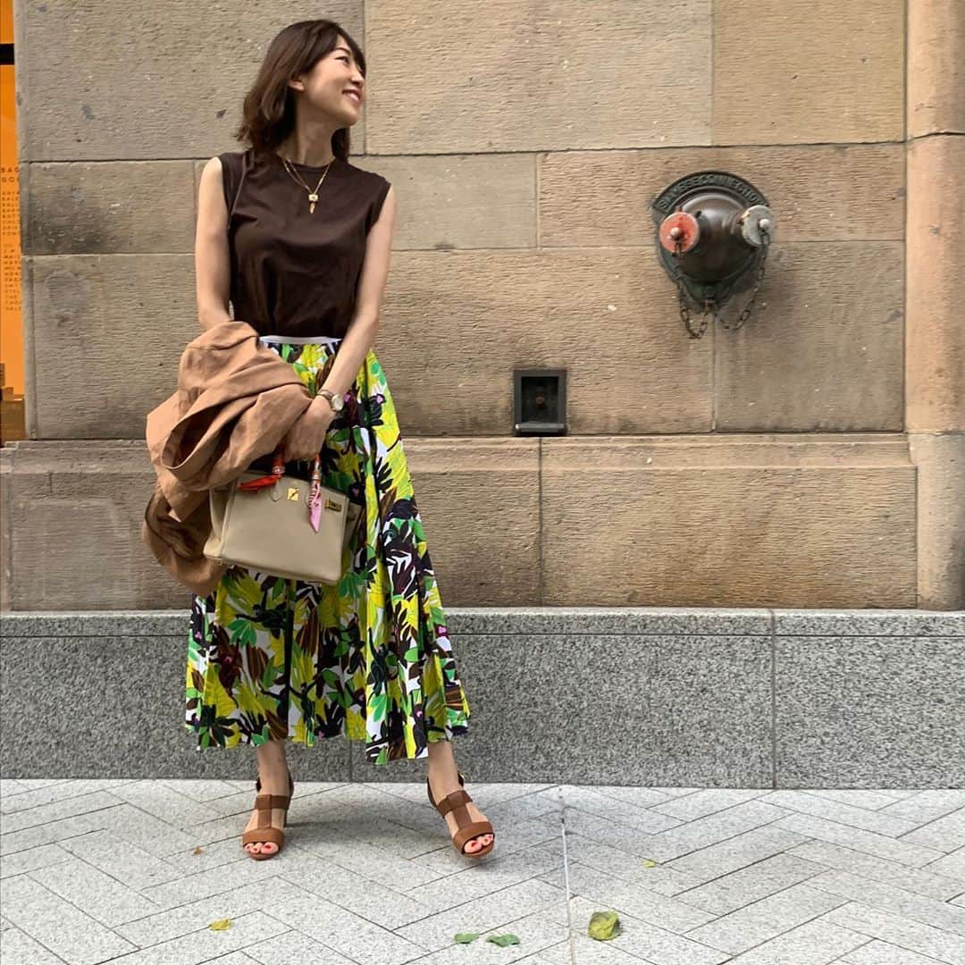 草間淑江さんのインスタグラム写真 - (草間淑江Instagram)「・ ・ 今日は久しぶりに晴れましたね。 ・ ・ #草間淑江#休日スタイル#ファッション#50代ファッション #スカート好き」7月12日 21時35分 - yoshie_kusama