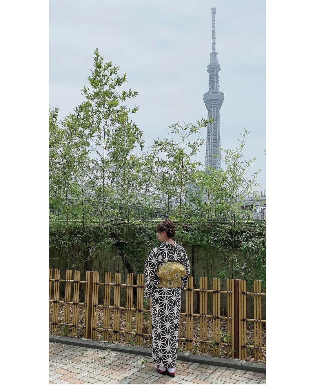 小林未来さんのインスタグラム写真 - (小林未来Instagram)「着物の魅力が映える町は、やはり『浅草』ではないでしょうか。 お出かけ日和の今日は、#浅草愛和服 （@aiwafuku）さんでお借りしたお着物で、日本らしい町並みを散策してきました！  着物レンタル店の着物というと、なんとなく柄が派手すぎたり、ペラペラで安っぽいイメージがあり、30代には難しいかも…と思っていたのですが、#愛和服 さんには私世代でも品よく着こなせる、こだわりのお着物がたくさんありました！！  色味や柄の大きさ、古典、モダン…素敵なものばかりで目移りしてしまうけれど、色数を抑えて差し色で遊ぶのが好きなので、渋めの柄のお着物を選びました。 レース襟、銀座結びでお洒落に！帯揚げや帯締めの紫を締め色に、草履とバッグの赤も効いて、落ち着きのある大人なスタイルに仕上がりました。  多くの組み合わせの中から自分だけで選ぶのは迷ってしまいますが、プロのスタッフさんが好みや用途に合わせてアドバイスしてくださるので、短時間で自分好みの着物コーデが完成します。 ヘアアレンジのバリエーションも豊富で、なりたい雰囲気に合わせて選べるのが嬉しいですね。  今日は浅草散策でしたが、歌舞伎鑑賞やパーティーのときにも着たいなぁと思います。レンタルだから、手ぶらで来て荷物も預けられて、しかも草履だと長時間でも足が楽なのも新発見でした♡  #浅草愛和服 #浅草着物 #浅草 #着物レンタル #着物コーデ #pr #コラボベース #浅草散策 #浅草寺 #着物コーディネート #ポートレート #kimonofashion #asakusajapan #kimono #instagramjapan #kimonorental #오오티디 #일본여행」7月12日 21時37分 - mirai.kobayashi