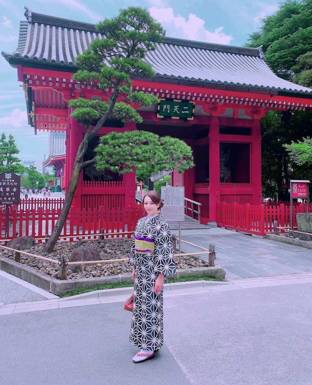 小林未来さんのインスタグラム写真 - (小林未来Instagram)「着物の魅力が映える町は、やはり『浅草』ではないでしょうか。 お出かけ日和の今日は、#浅草愛和服 （@aiwafuku）さんでお借りしたお着物で、日本らしい町並みを散策してきました！  着物レンタル店の着物というと、なんとなく柄が派手すぎたり、ペラペラで安っぽいイメージがあり、30代には難しいかも…と思っていたのですが、#愛和服 さんには私世代でも品よく着こなせる、こだわりのお着物がたくさんありました！！  色味や柄の大きさ、古典、モダン…素敵なものばかりで目移りしてしまうけれど、色数を抑えて差し色で遊ぶのが好きなので、渋めの柄のお着物を選びました。 レース襟、銀座結びでお洒落に！帯揚げや帯締めの紫を締め色に、草履とバッグの赤も効いて、落ち着きのある大人なスタイルに仕上がりました。  多くの組み合わせの中から自分だけで選ぶのは迷ってしまいますが、プロのスタッフさんが好みや用途に合わせてアドバイスしてくださるので、短時間で自分好みの着物コーデが完成します。 ヘアアレンジのバリエーションも豊富で、なりたい雰囲気に合わせて選べるのが嬉しいですね。  今日は浅草散策でしたが、歌舞伎鑑賞やパーティーのときにも着たいなぁと思います。レンタルだから、手ぶらで来て荷物も預けられて、しかも草履だと長時間でも足が楽なのも新発見でした♡  #浅草愛和服 #浅草着物 #浅草 #着物レンタル #着物コーデ #pr #コラボベース #浅草散策 #浅草寺 #着物コーディネート #ポートレート #kimonofashion #asakusajapan #kimono #instagramjapan #kimonorental #오오티디 #일본여행」7月12日 21時37分 - mirai.kobayashi