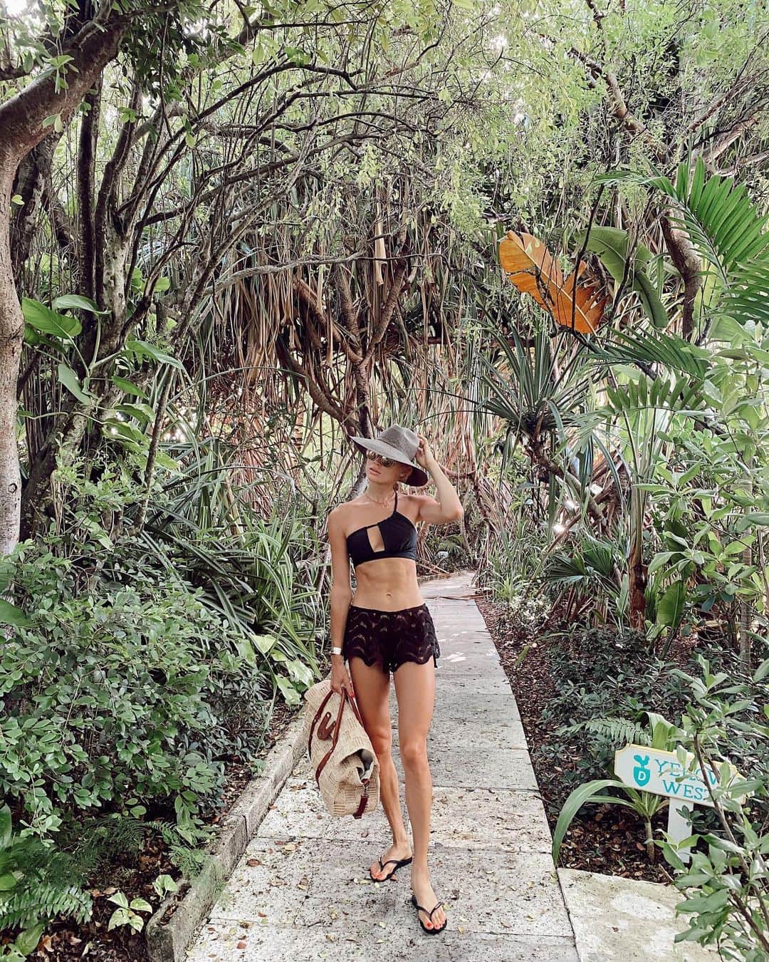 ヴィタ・シドルキナのインスタグラム：「On our way to the beach🌴」