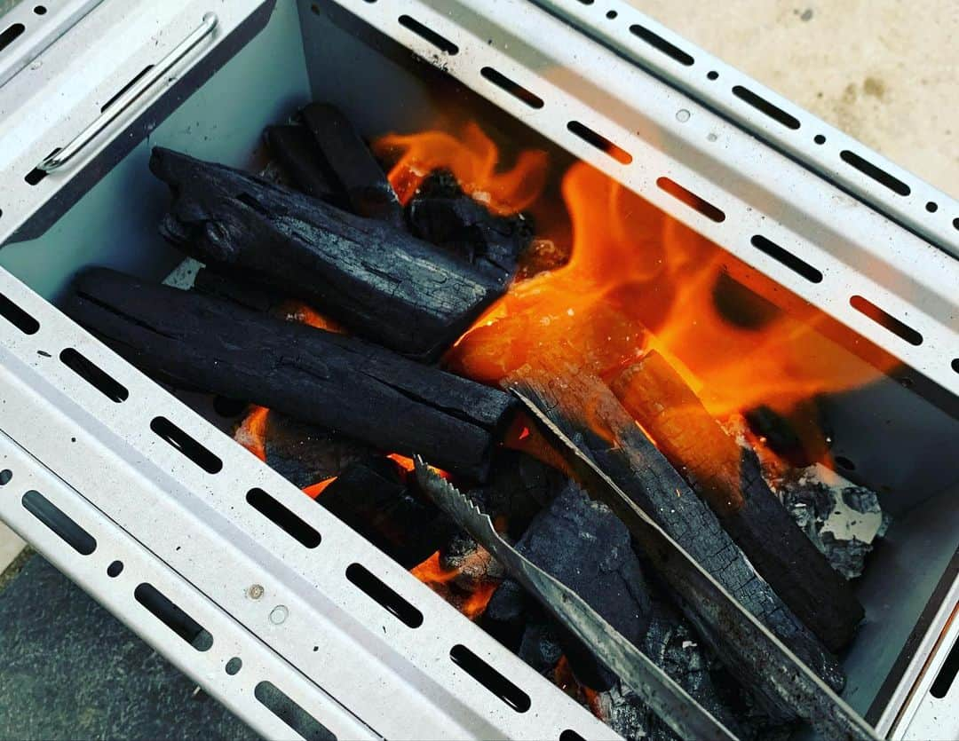 鈴木砂羽さんのインスタグラム写真 - (鈴木砂羽Instagram)「BBQの予行練習です。 （新しい七輪はリハーサルが必要😸）  焼く材料がろくにないのに 先週買った最新マシン（要は七輪）を試したくて、ウズウズして、たいした下準備もなく炭を熾し始めた。 そしたら案外簡単に火が着いて 逆に慌てるっていうね💧  まずは家にあった茄子をデーンと 焼いて、冷蔵庫にあった ピーマンやらじゃがいもやら 豚肉やらソーセージやらもジャンジャン焼く🔥 、、、うまい！！ なんで炭で焼くとこうも味が違うのか！！なんでも焼きたくなっちゃうよ！！とひとしきり感動して、 シメはスパムを焼いて卵を焼いて 海苔を炙って、 スパムおにぎりに🍙  バカうまい！！ しつこい！？！？😆  梅雨のこの季節☔️ 自粛期間中に植えた草木がニョッキニョッキ すごい勢いで伸びてる。 ノウゼンカズラが 庭のアーチにいい具合に 絡まってきた。  夏がくるね🌈  これでうちはいつでもBBQパーリィ おっけスよ🍖👌🍖  #炭火 #遠赤外線効果  #BBQ #予行練習 #庭木 #ガーデニング初心者」7月12日 21時38分 - bombon_sawa