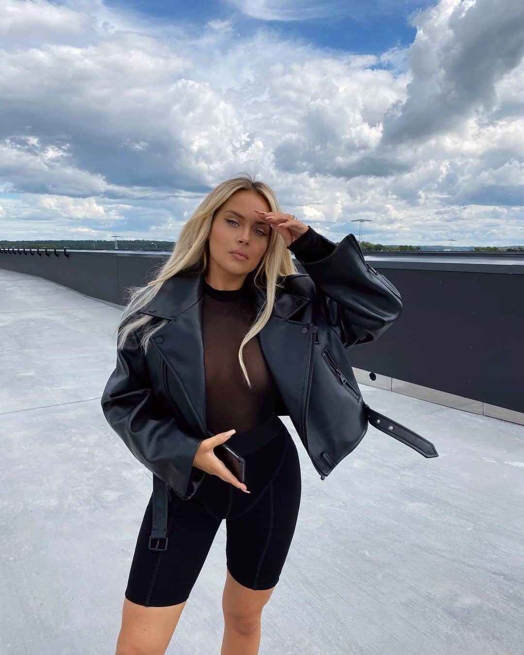 ファニー・リックマンのインスタグラム：「Hungover but cute 🙃」