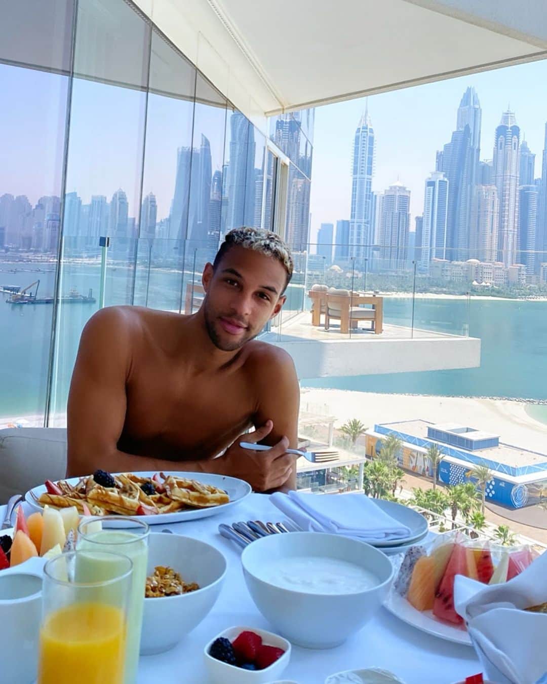 SIMON DESUEのインスタグラム：「Breakfast with a View 🥂」