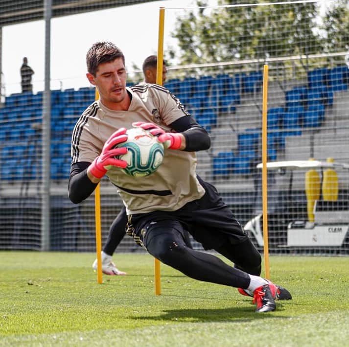 ティボ・クルトゥワのインスタグラム：「Solo quedan finales y hay que estar listos!! 🔒#HalaMadrid」