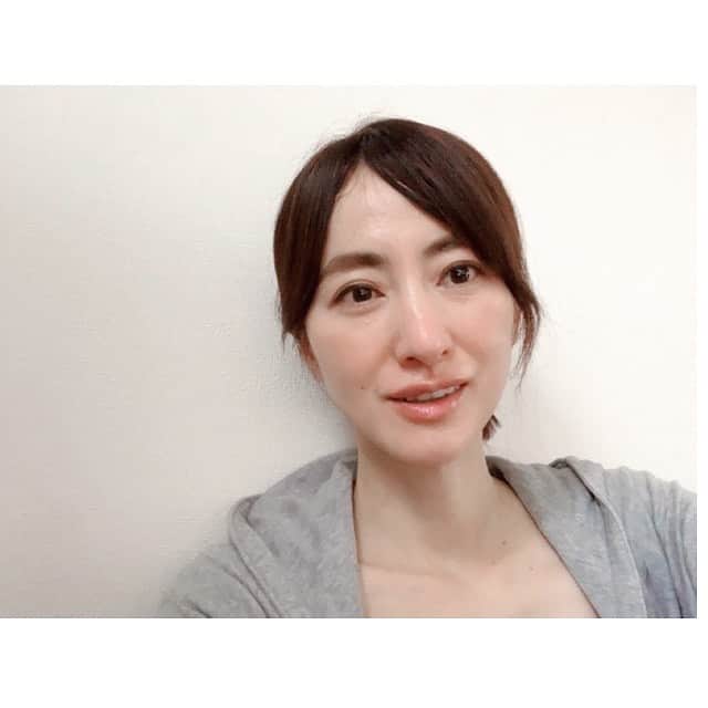 前田ゆかのインスタグラム：「今日は#pilatesへ  心身をほぐし整うまで、  静かに地味な動き これが 結構 きつーーい‼︎  でも… ピラティスをつづけてからここ1年整体に行ってない‼︎ 前はちょくちょく通ってたからそれはすごいこと。 自分で動いてコアを鍛えて整えられる、それができるには積み重ねですね！ コアと柔軟性が目的です。  レッスンが終わり 帰ってすぐ赤しそジュースと#高濃度水素ゼリー　を摂取。身体をサビさせるヒドロキシラジカル活性酸素を除去！ 肌の調子もよく朝から雨で頭が痛い、怠く重ーい時にも効果を発揮してくれます。  食べる水素に疲労回復の赤しそジュースは疲れダメージを長引かせないためにも効果的。  #ピラティス #パーソナルトレーニング  #高濃度水素ゼリー #まとめ買い」