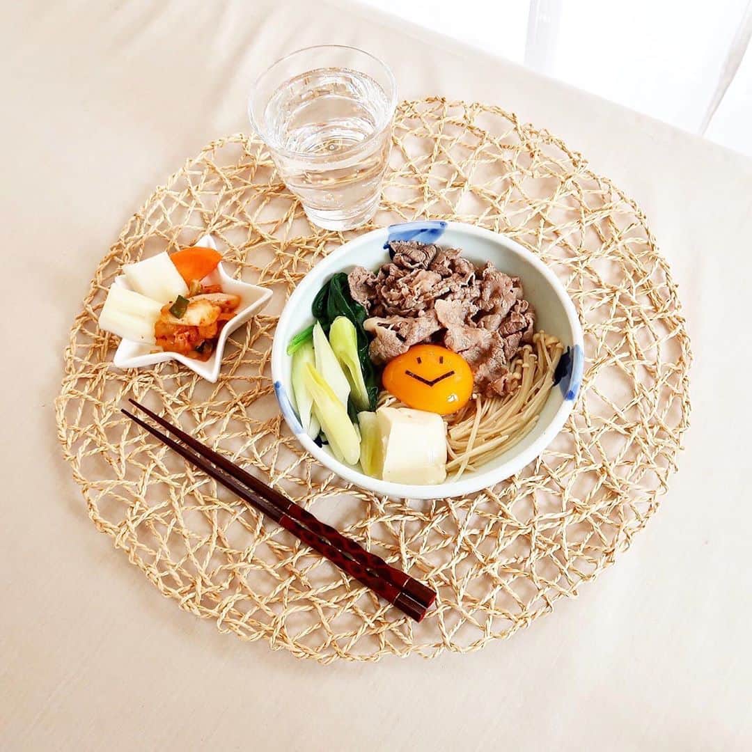 のインスタグラム：「. わたしランチ🍴 . 牛肉を湯がいてたらお野菜はラップしてチン✨ あとは麺つゆかけて黄身をのせる♪ 発酵食品であるキムチを添えて 免疫力アップ！腸活！ . . 1食1食バランス良く！ 体が喜ぶ食事を摂ることを心がけています✨ . . . . . . 炭水化物の玄米は昼食前に時間をあけて 食べています♪ . . . . . . . .. . .  #薬膳コーディネーター#便秘改善 #便秘改善#手作り料理 #料理　#cooking #おうちご飯 #japanesefood #japanesegirl #japanese #料理好きな人と繋がりたい #時短料理 #デリスタグラマー #デリスタグラム #筋トレ食 #筋トレ飯 #筋トレご飯 #ダイエットメニュー #ダイエットレシピ #低カロリーレシピ #高タンパク低カロリー#おつまみ#ダイエットつまみ #おうちごはんlover #おうちランチ#筋トレ」