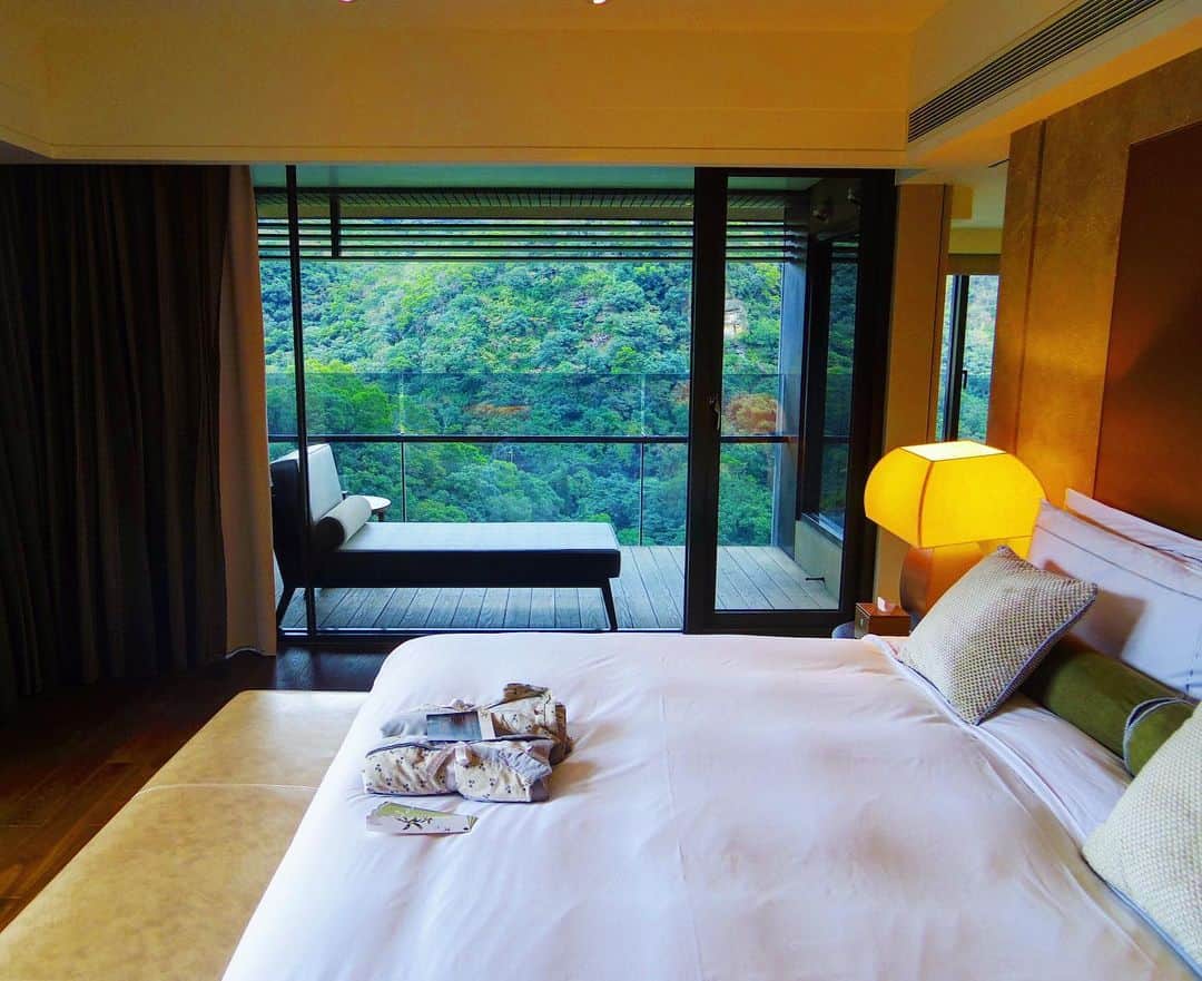 cieltripさんのインスタグラム写真 - (cieltripInstagram)「台湾４大リゾートホテル（勝手に）→villa32、ザ・ラルー、ヴォランドウーライ 、グランドビューリゾートの中でも、ここは、CPが一番高くて気に入っています。  デイベッド付きのバルコニー、温・冷用の客室内バスタブもあり、泉質もとても良いです。 ホテルは、新北投の高台にあり、森に囲まれているので、空気がフレッシュで気持ちいいです😊  #北投 #新北投 #北投麗禧溫泉酒店  #ラグジュアリーホテル #スイートルーム #バルコニー #温泉旅行 #ホテル朝食 #台湾旅行 #台湾生活 #溫泉 #台灣旅遊」7月12日 21時52分 - cieltrip