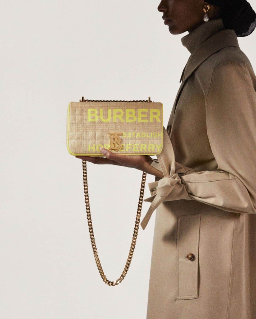 Burberryさんのインスタグラム写真 - (BurberryInstagram)「Gold rush . The #LolaBag – the youthful, unstructured little sister of our TB Bag. Accented with #ThomasBurberryMonogram hardware and stamped with our Horseferry print  . #Burberry」7月12日 21時44分 - burberry
