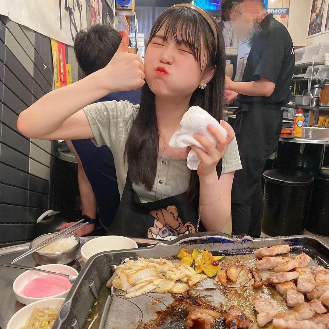 出口結菜さんのインスタグラム写真 - (出口結菜Instagram)「《🇰🇷#鶴橋 #サムギョプサル専門店ナップンナムジャ》﻿ ﻿ ﻿ 🥩サムギョプサルセット（¥2000）﻿ ﻿ ﻿ ﻿ 初めて夜ご飯を食べに鶴橋へ🤩❕﻿ ﻿ いつも鶴橋に行くと、コリアダウンしかいかなくて﻿ 初めて商店街みたいなところに入ってサムギョプサルを食べちゃいました😚😚😚😚﻿ ﻿ ﻿ あんまり外でサムギョプサルを食べたことなくて、﻿ ﻿ ﻿ でもほんまにボリューミー♥️♥️﻿ ﻿ ﻿ ﻿ お肉と、ゲランチム（卵のやつ🍳）以外は﻿ お代わりし放題😳✌️✌️（レタスは1回だけ）﻿ ﻿ ﻿ お肉はお代わりできやんねんけど、﻿ おかわりしなくてもいいぐらいボリュームある！﻿ ﻿ ﻿ ﻿ サムギョプサルのお肉も美味しいけど、﻿ 豚カルビもめっちゃ美味しい🥰﻿ ﻿ ﻿ 🥩サムギョプサルセットは﻿ サムギョプサルのお肉が2枚﻿ 豚カルビが1枚！﻿ ﻿ ﻿ 🐽豚カルビセットはその逆！﻿ ﻿ 結局どっちも食べれちゃうって感じなの❕❕❕﻿ ﻿ ﻿ ﻿ ﻿ チャプチェは塩胡椒が効き過ぎてて、﻿ どタイプの味でした、笑笑﻿ ﻿ ﻿ 白ごはんもちゃっかりおかわりしちゃった✌️﻿ （白ごはん以外もほぼお代わりしました、笑）﻿ ﻿ ﻿ ﻿ 普通にお肉にもやしとかキムチとか巻くのも好きやけど、うちはその中に白ごはんと韓国海苔入れちゃうの🥰おすすめです✌️﻿ ﻿ ﻿ ﻿ 店員さんもめっちゃ優しくて、﻿ お肉も全部焼いてくれる！﻿ ﻿ ﻿ 2人席やから、偶数で行くのがおすすめかも？！﻿ ﻿ ﻿ あと、ディナーで2000円やから﻿ おかわりし放題にしてはお得やし、﻿ 小銭いらんからすごいお会計が楽だったなぁって感じました😚﻿ ﻿ ﻿ 結構お客さんが多かったから、早い時間やったら空いてるかも？！﻿ ﻿ ﻿ ﻿ ⚠︎お店の名前が似てるところもあるみたい！！﻿ そこも行ってみたいけど、、😚❕﻿ ﻿ ﻿ ﻿ \鶴橋駅って美味しい匂いしない？🤭♥️/﻿ ﻿ ﻿ ____________________________________________________﻿ ﻿ ❤️ 大阪府大阪府大阪市生野区鶴橋2-9-9﻿ 💗鶴橋駅から🚶‍♀️5分﻿ 💛定休日:水曜日﻿ 💚ランチ:11時半〜15時﻿ 💙ディナー:17 時〜22時﻿ _____________________________________________________﻿ ﻿ #サムギョプサル #サムギョプサル専門店 #ナップンナムジャ #鶴橋ディナー #🥩  #鶴橋グルメ #おかわり自由 #大阪 #大阪グルメ  #韓国 #韓国料理 #韓 #🇰🇷 #肉 #🐽 #豚肉 #キムチ #おかわり  #instagood #instalike #instafood #instagram #yummy #delicious #food #goodfood #ごはん記録 #ラビグルメ」7月12日 21時45分 - yui_laby0622