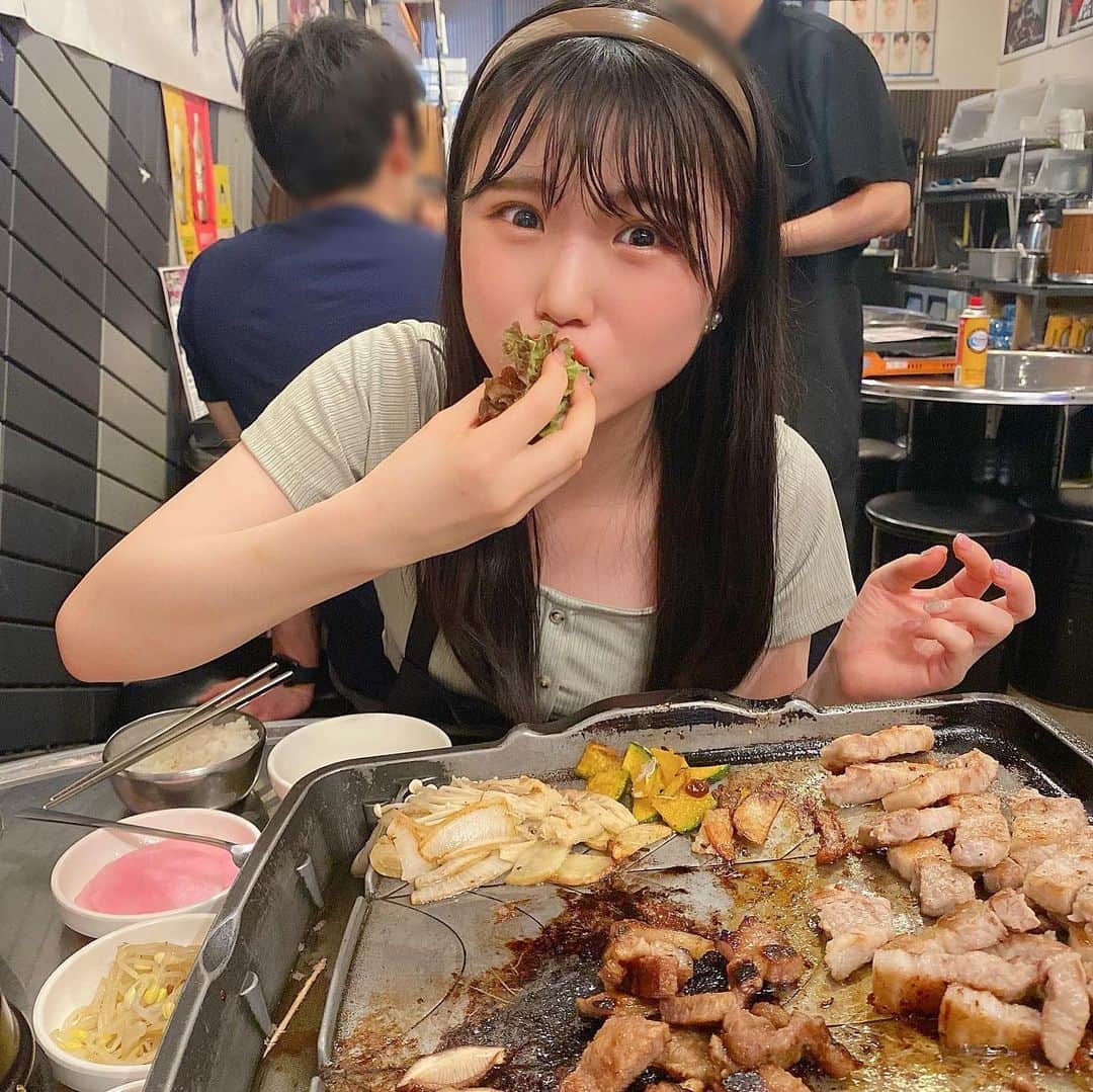 出口結菜さんのインスタグラム写真 - (出口結菜Instagram)「《🇰🇷#鶴橋 #サムギョプサル専門店ナップンナムジャ》﻿ ﻿ ﻿ 🥩サムギョプサルセット（¥2000）﻿ ﻿ ﻿ ﻿ 初めて夜ご飯を食べに鶴橋へ🤩❕﻿ ﻿ いつも鶴橋に行くと、コリアダウンしかいかなくて﻿ 初めて商店街みたいなところに入ってサムギョプサルを食べちゃいました😚😚😚😚﻿ ﻿ ﻿ あんまり外でサムギョプサルを食べたことなくて、﻿ ﻿ ﻿ でもほんまにボリューミー♥️♥️﻿ ﻿ ﻿ ﻿ お肉と、ゲランチム（卵のやつ🍳）以外は﻿ お代わりし放題😳✌️✌️（レタスは1回だけ）﻿ ﻿ ﻿ お肉はお代わりできやんねんけど、﻿ おかわりしなくてもいいぐらいボリュームある！﻿ ﻿ ﻿ ﻿ サムギョプサルのお肉も美味しいけど、﻿ 豚カルビもめっちゃ美味しい🥰﻿ ﻿ ﻿ 🥩サムギョプサルセットは﻿ サムギョプサルのお肉が2枚﻿ 豚カルビが1枚！﻿ ﻿ ﻿ 🐽豚カルビセットはその逆！﻿ ﻿ 結局どっちも食べれちゃうって感じなの❕❕❕﻿ ﻿ ﻿ ﻿ ﻿ チャプチェは塩胡椒が効き過ぎてて、﻿ どタイプの味でした、笑笑﻿ ﻿ ﻿ 白ごはんもちゃっかりおかわりしちゃった✌️﻿ （白ごはん以外もほぼお代わりしました、笑）﻿ ﻿ ﻿ ﻿ 普通にお肉にもやしとかキムチとか巻くのも好きやけど、うちはその中に白ごはんと韓国海苔入れちゃうの🥰おすすめです✌️﻿ ﻿ ﻿ ﻿ 店員さんもめっちゃ優しくて、﻿ お肉も全部焼いてくれる！﻿ ﻿ ﻿ 2人席やから、偶数で行くのがおすすめかも？！﻿ ﻿ ﻿ あと、ディナーで2000円やから﻿ おかわりし放題にしてはお得やし、﻿ 小銭いらんからすごいお会計が楽だったなぁって感じました😚﻿ ﻿ ﻿ 結構お客さんが多かったから、早い時間やったら空いてるかも？！﻿ ﻿ ﻿ ﻿ ⚠︎お店の名前が似てるところもあるみたい！！﻿ そこも行ってみたいけど、、😚❕﻿ ﻿ ﻿ ﻿ \鶴橋駅って美味しい匂いしない？🤭♥️/﻿ ﻿ ﻿ ____________________________________________________﻿ ﻿ ❤️ 大阪府大阪府大阪市生野区鶴橋2-9-9﻿ 💗鶴橋駅から🚶‍♀️5分﻿ 💛定休日:水曜日﻿ 💚ランチ:11時半〜15時﻿ 💙ディナー:17 時〜22時﻿ _____________________________________________________﻿ ﻿ #サムギョプサル #サムギョプサル専門店 #ナップンナムジャ #鶴橋ディナー #🥩  #鶴橋グルメ #おかわり自由 #大阪 #大阪グルメ  #韓国 #韓国料理 #韓 #🇰🇷 #肉 #🐽 #豚肉 #キムチ #おかわり  #instagood #instalike #instafood #instagram #yummy #delicious #food #goodfood #ごはん記録 #ラビグルメ」7月12日 21時45分 - yui_laby0622