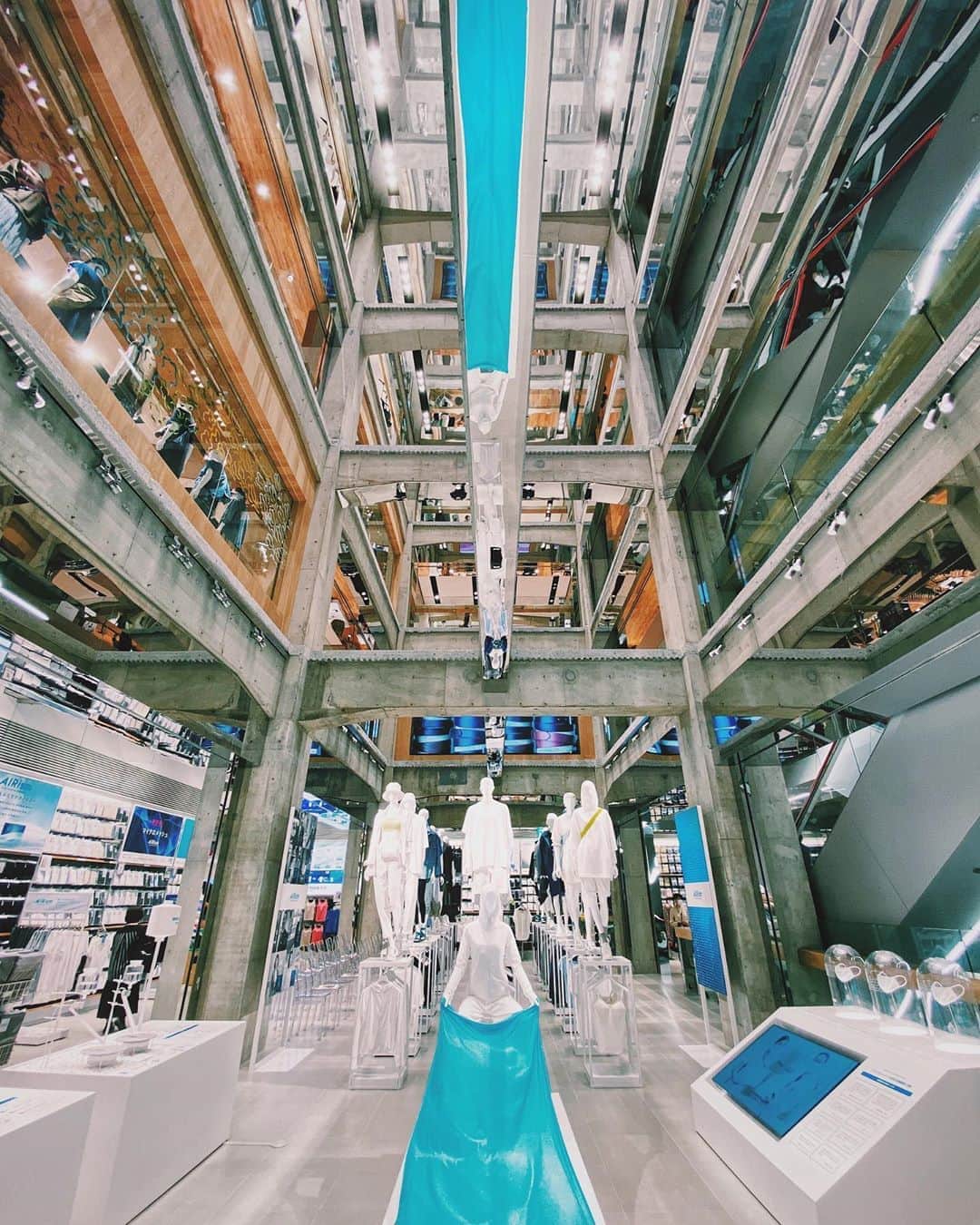 ima_ju / Jun Iのインスタグラム：「: : New Void in Toky∞ : : by Herzog & de Meuron : : #uniqlo #ユニクロトーキョー : : ::」