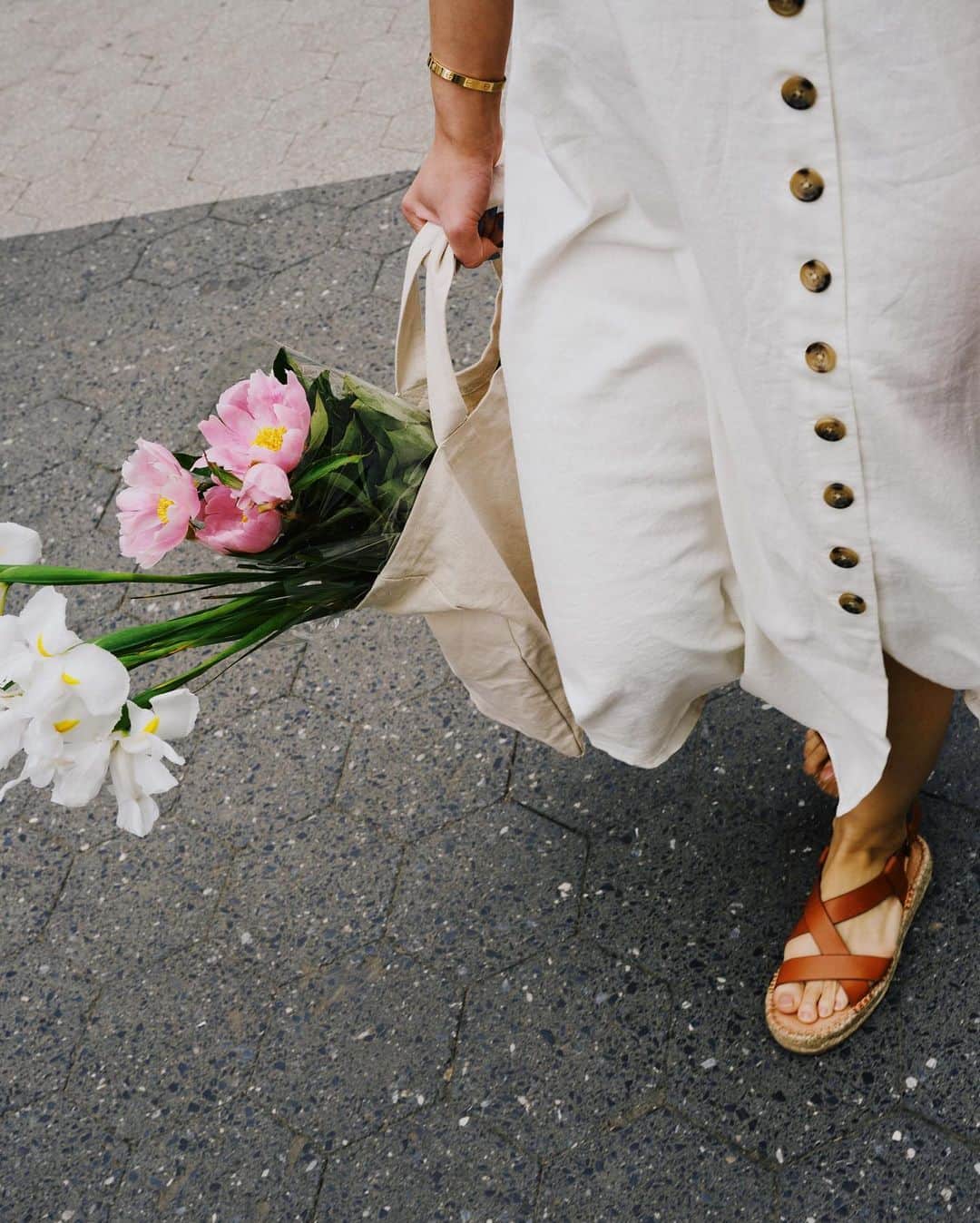 アリス・ガオのインスタグラム：「i talked to @madewell about slowing down, long walks, and the nytimes spelling bee. thank you for including me in your summer “getaway anywhere” story - i’m in good company! (link in bio)」