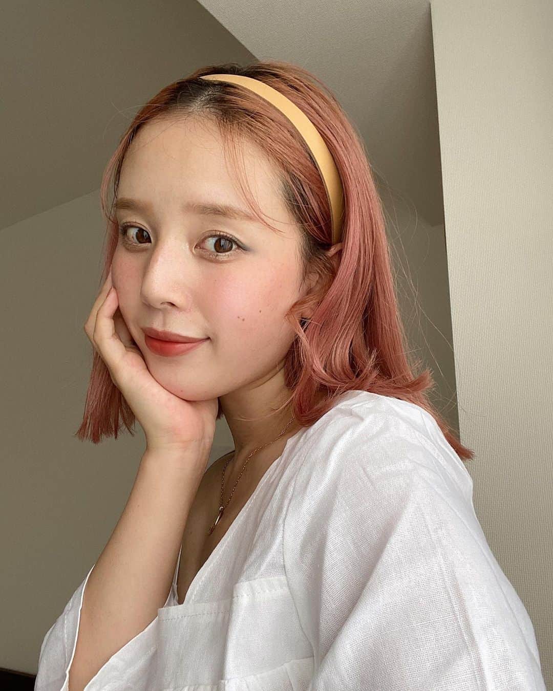 目見田早弥子のインスタグラム：「🥚 ドライヤー長時間するのもうしんどいって切ってもらった髪、 さらに少し短くしてもらった、本当にラク✨ 前髪と耳のところの後れ毛を少し出して @sykia_official のヘアバンドをつけました。 これ本当に可愛い！ メイクは、数年前のお誕生日にプレゼントで貰った シャネルのグリーンのアイシャドウを 目尻のアイラインの上にのせてみました。 アイホールはアイシャドウ無しで 目頭と黒目の上下にADDICTIONのキラキラ。」