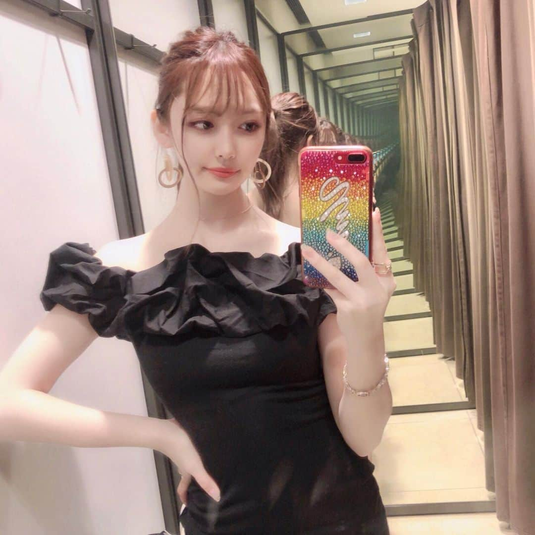 みうらうみさんのインスタグラム写真 - (みうらうみInstagram)「綺麗め👗🖤 . . diorのドストライクなボディーパウダー見つけちゃった🙊 . キラキラしてて香りも最高🖤 . #fashion #code #zara #onepiece #オフショル #コーデ #ザラ #ワンピース #綺麗めコーデ #brack」7月12日 21時56分 - miuraumi1207