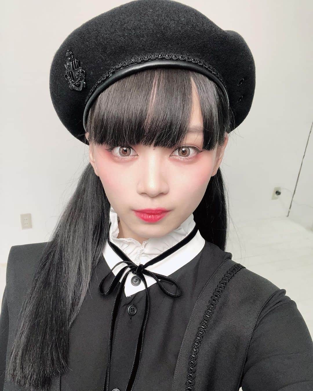 ゆらのインスタグラム：「KERAの撮影でした 地雷メイクされたくてお願いしてみました 髪の毛は実はグレーです @bloc_japon いつもありがとうございます🦶🏼」
