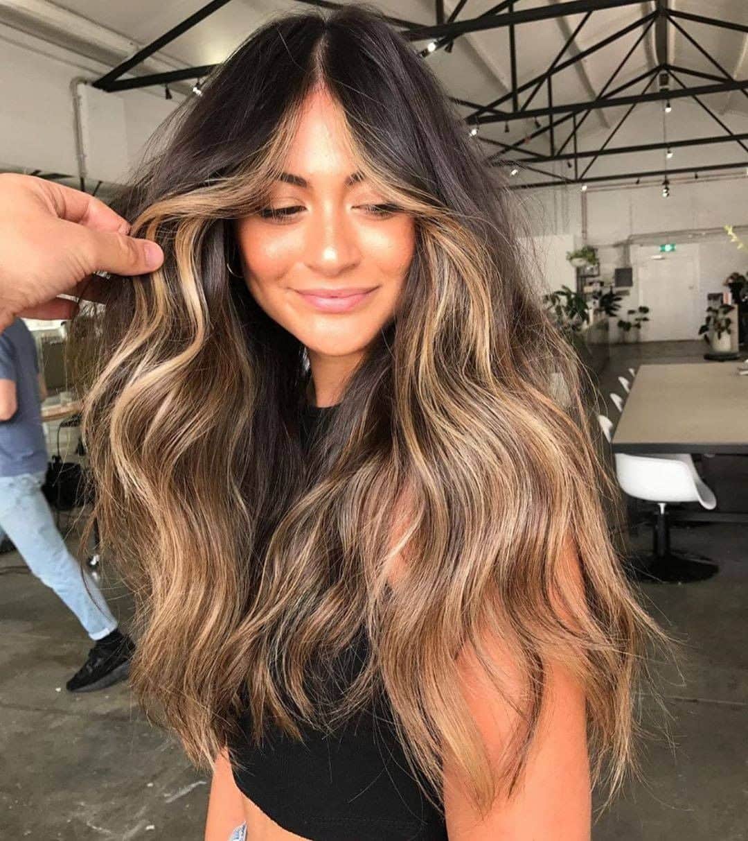 ghd hairさんのインスタグラム写真 - (ghd hairInstagram)「Kinda obsessed with these honey-kissed waves 👌 recreate beautiful tousled tresses using the soft curl tong 😍  PSA: It's the last day to shop the summer sale...hit the link in bio to shop 👆  @charlie_edwardsandco   #ghd #ghdhairpro #brondehair #hairgoals #brunettewaves #sunkissedhair」7月12日 21時57分 - ghdhair