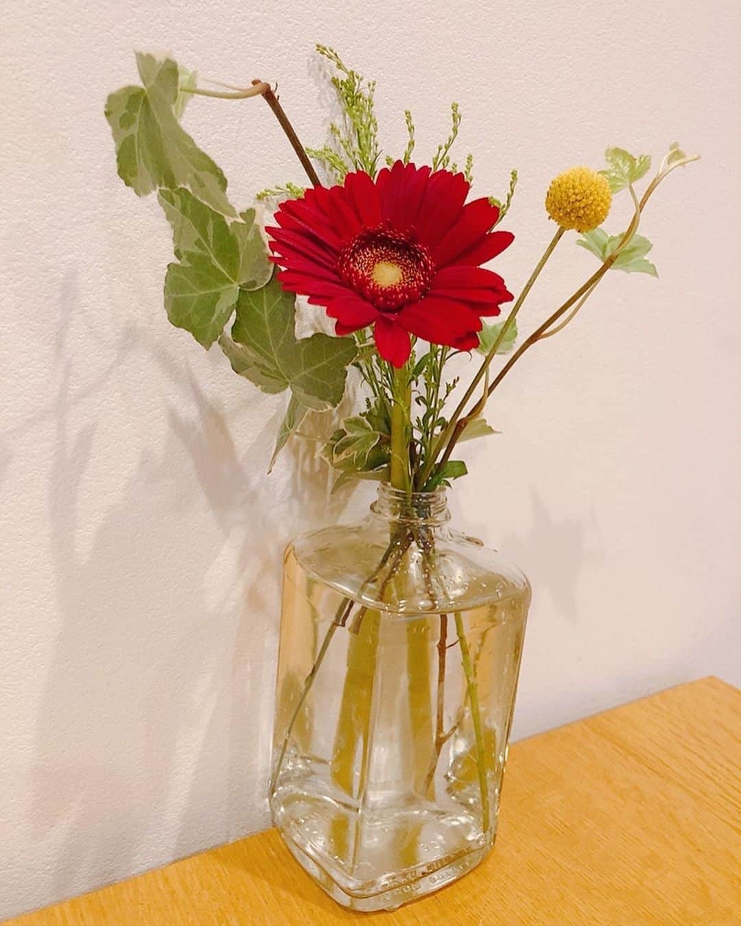佐藤千晶のインスタグラム：「毎週or隔週でお花が届く定期便 medeluさん❣️ @medelu_official   今回モニターのお誘いいただき お花が届きました！  かわいい…😊 郵便ボックスに入るサイズで 新鮮な状態で届く💐  #medelu  #お花のある暮らし  #お花の定期便」