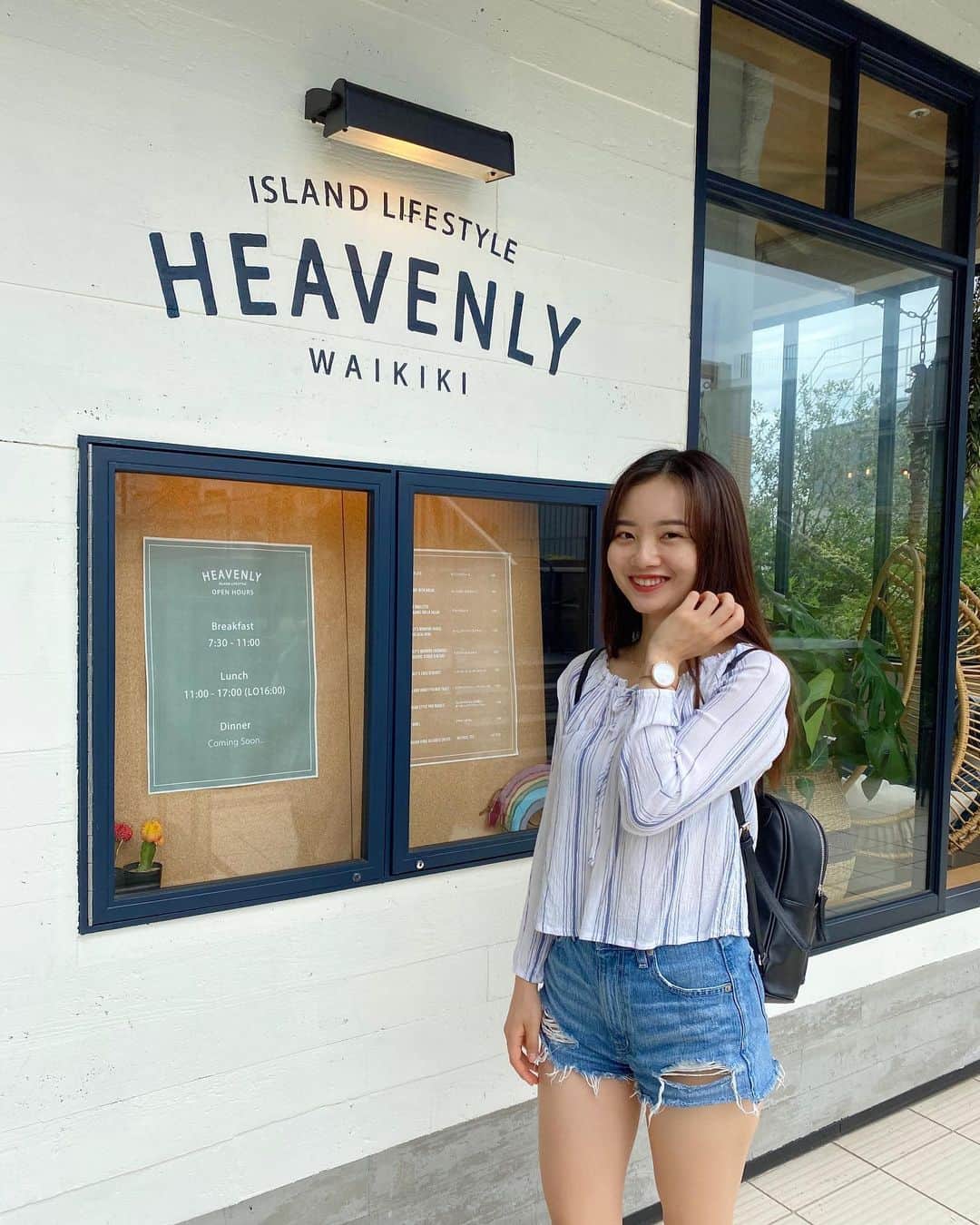青山舞莉のインスタグラム：「𝐌𝐀𝐕𝐄𝐍 𝐖𝐀𝐓𝐂𝐇𝐄𝐒  新しい時計は数字がなくておしゃれ🤍 ミーはコーデに時計いれるのとても好きだからこの時計ワンポイントになる 最近よくお洋服とこの時計合わせてるよ。 クーポン【milezgf】で10% OFF になるみたいです  #mavenwatches #マベン #マベンウォッチズ #腕時計 #時計 #手元倶楽部」