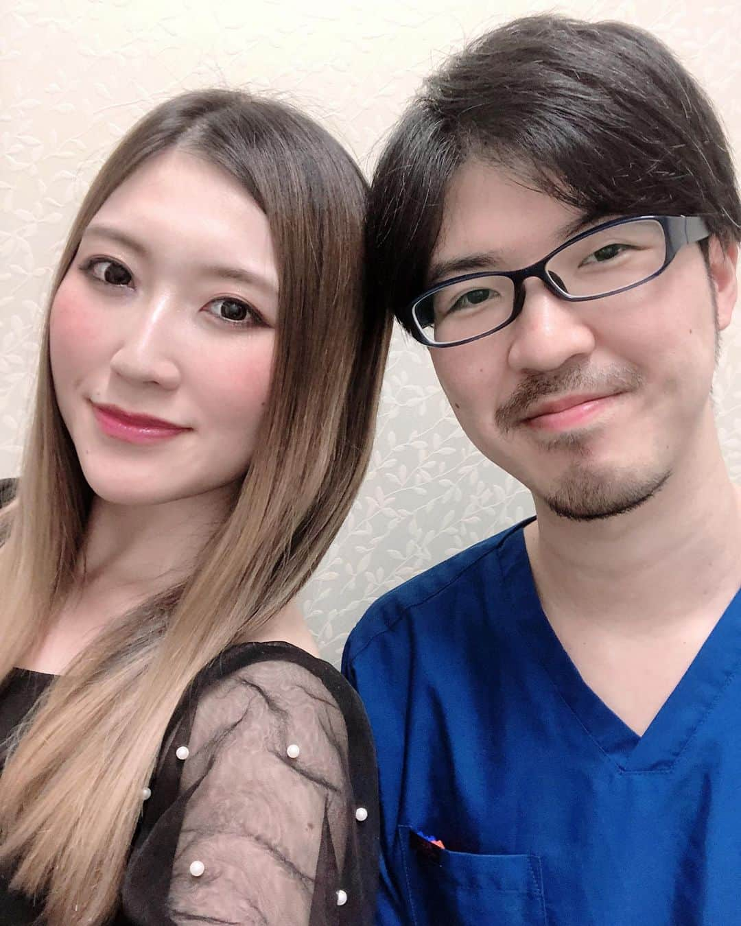 松丘雪那さんのインスタグラム写真 - (松丘雪那Instagram)「. すっごい優しくてできる先生 @sbc_hiromatsu 🥰 @sbc_shimbashiginza に行ってきたよ！ . 顔に脂肪溶解注射を打ってもらいました☺️ 経過とすると今はまだめっちゃ効果が出ているわけではないんだけど（3日目くらい） これはオペでもなく針でピューってするだけ（先生うまいから痛くないし私は跡のアザ0！）で、だいぶ変わっていくから楽しみ☺️. . . . また経過載せていくね！ 先生との動画好きすぎて1番最初に持って来ちゃった！笑 猫好き同士なんだ〜！！ 話しやすいしとっても優しい！ そして現役麻酔科医でもあるんだよ！ 麻酔科の先生とはなかなか接さないから、聞きたいこといっぱいあるよね！！！ . そして三枚目 美人カウンセラーさん💓 幸せでした。 そして、脂肪溶解注射ってしたあとにあざの出血が止まったくらいのときからマッサージするとより効果がでるんだって！私の場合あざとか全くなかったから翌日からやんわりやってるよ☺️ これは結構大事な情報だよね☺️ 褒め合いしすぎて幸せでした、、💓 . . . . #sbc #doctor #bebeautiful #makeup #湘南美容外科クリニック #湘南美容外科 #湘南美容外科新橋銀座口院 #ドクター #優しい #美容外科医 #麻酔科医 #美人 #美人カウンセラー #猫好き #優しいドクター #美しく #脂肪溶解注射 #マッサージ　#メイク #美容」7月12日 22時07分 - yukina.23na