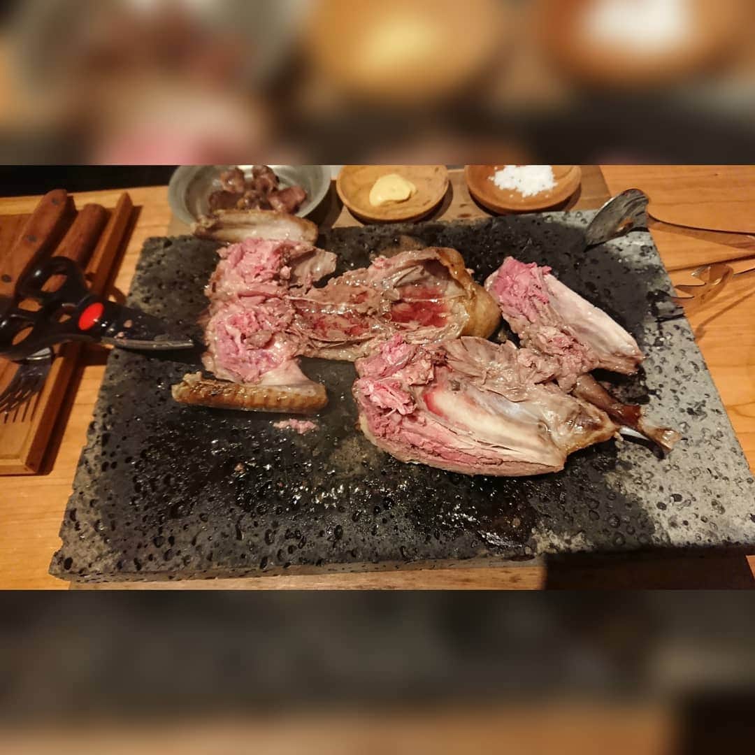 松浦麻里奈さんのインスタグラム写真 - (松浦麻里奈Instagram)「赤坂【鳩肉屋】@hatonikuya 生まれて一ヶ月くらいの鳩🍴🕊️🍴 自社ファームで育てて締めるらしい。 だから、新鮮さを食べてもらいたくて 三日前に準備直送するらしいです👌💕  鳩って、こんなに美味しいのかー❢❢  小太りした鳩を丸々１匹食べれる所😁✨ ショートコースを頂きました。  自分で切りながら食べるんだけど、難しい、、笑  お腹の中は、熱々のスープ。 一通り半分に切ったらスープを石の上に溢すと ジューッッ！！と石板が自然に 表面焼きを入れてくれて半レア→しっかり焼き。   お好みで焼き加減を 自分で調整しながら食べていくというスタイル😎  首、ハツ？、肝も これもくせもなく、骨も柔らかかった。  鶏肉よりも、鳩は濃厚でお肉を噛めば噛むほど じゅわっとお肉のジューシーさが✨    【コース内容】  ＊メゼ（前菜） 旬のオーガニック野菜や食材を使用した、前菜プレート ・ビーツとヨーグルトのディップ ・茄子のディップ ・オリエンタルサラダ  ＊メイン アツアツの石板に乗せて ・高級食材の鳩肉を丸ごと一羽素焼き  ＊スープ 地中海風味のさっぱりした口当たり ・チョルバス（れんず豆）のスープ  #鳩肉 #焼き鳥 #ジビエ #赤坂焼き鳥 #pr #お肉 #鳩 #鉄板焼 #赤坂グルメ #赤坂見附グルメ #東京グルメ #東京グルメ巡り #インスタグルメアワード2020  #ランチ #ディナー #dinner #bird #birdstagram  #海外料理 #国際料理 #鳩料理 #美味しいご飯  #お肉料理 #meatlover #meat #オーガニック #オーガニック料理 #赤坂 #鳩肉屋」7月12日 22時22分 - ay114.831m