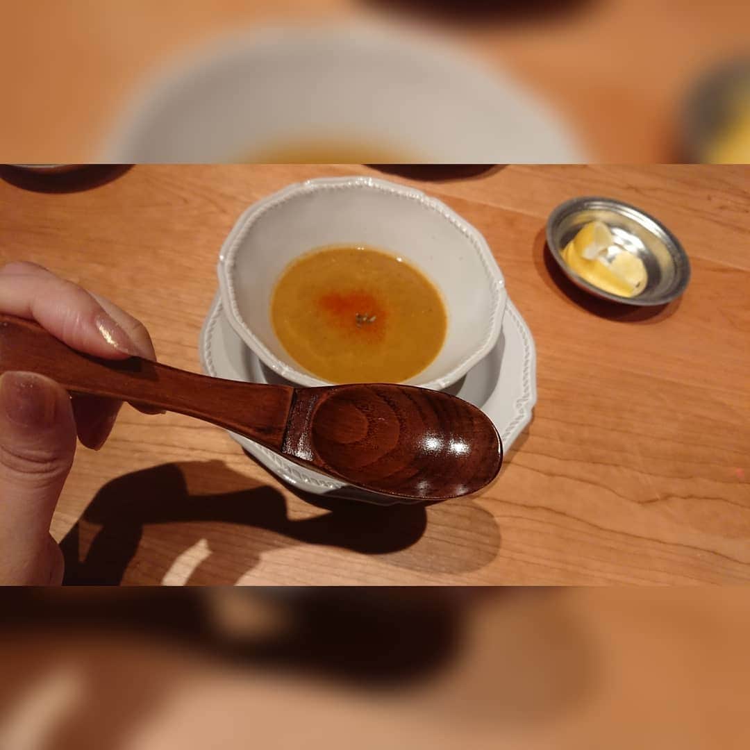 松浦麻里奈さんのインスタグラム写真 - (松浦麻里奈Instagram)「赤坂【鳩肉屋】@hatonikuya 生まれて一ヶ月くらいの鳩🍴🕊️🍴 自社ファームで育てて締めるらしい。 だから、新鮮さを食べてもらいたくて 三日前に準備直送するらしいです👌💕  鳩って、こんなに美味しいのかー❢❢  小太りした鳩を丸々１匹食べれる所😁✨ ショートコースを頂きました。  自分で切りながら食べるんだけど、難しい、、笑  お腹の中は、熱々のスープ。 一通り半分に切ったらスープを石の上に溢すと ジューッッ！！と石板が自然に 表面焼きを入れてくれて半レア→しっかり焼き。   お好みで焼き加減を 自分で調整しながら食べていくというスタイル😎  首、ハツ？、肝も これもくせもなく、骨も柔らかかった。  鶏肉よりも、鳩は濃厚でお肉を噛めば噛むほど じゅわっとお肉のジューシーさが✨    【コース内容】  ＊メゼ（前菜） 旬のオーガニック野菜や食材を使用した、前菜プレート ・ビーツとヨーグルトのディップ ・茄子のディップ ・オリエンタルサラダ  ＊メイン アツアツの石板に乗せて ・高級食材の鳩肉を丸ごと一羽素焼き  ＊スープ 地中海風味のさっぱりした口当たり ・チョルバス（れんず豆）のスープ  #鳩肉 #焼き鳥 #ジビエ #赤坂焼き鳥 #pr #お肉 #鳩 #鉄板焼 #赤坂グルメ #赤坂見附グルメ #東京グルメ #東京グルメ巡り #インスタグルメアワード2020  #ランチ #ディナー #dinner #bird #birdstagram  #海外料理 #国際料理 #鳩料理 #美味しいご飯  #お肉料理 #meatlover #meat #オーガニック #オーガニック料理 #赤坂 #鳩肉屋」7月12日 22時22分 - ay114.831m