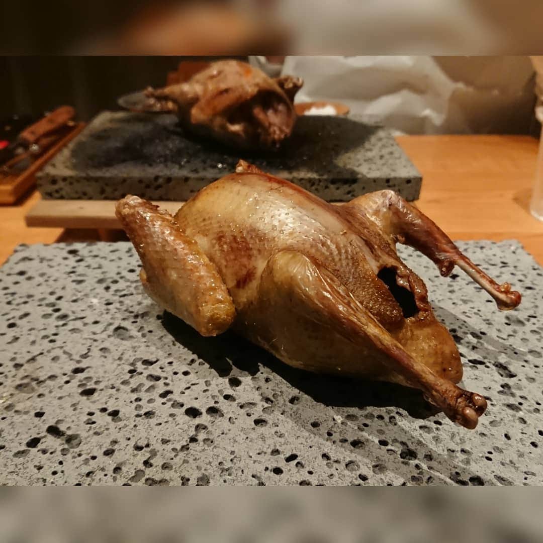 松浦麻里奈さんのインスタグラム写真 - (松浦麻里奈Instagram)「赤坂【鳩肉屋】@hatonikuya 生まれて一ヶ月くらいの鳩🍴🕊️🍴 自社ファームで育てて締めるらしい。 だから、新鮮さを食べてもらいたくて 三日前に準備直送するらしいです👌💕  鳩って、こんなに美味しいのかー❢❢  小太りした鳩を丸々１匹食べれる所😁✨ ショートコースを頂きました。  自分で切りながら食べるんだけど、難しい、、笑  お腹の中は、熱々のスープ。 一通り半分に切ったらスープを石の上に溢すと ジューッッ！！と石板が自然に 表面焼きを入れてくれて半レア→しっかり焼き。   お好みで焼き加減を 自分で調整しながら食べていくというスタイル😎  首、ハツ？、肝も これもくせもなく、骨も柔らかかった。  鶏肉よりも、鳩は濃厚でお肉を噛めば噛むほど じゅわっとお肉のジューシーさが✨    【コース内容】  ＊メゼ（前菜） 旬のオーガニック野菜や食材を使用した、前菜プレート ・ビーツとヨーグルトのディップ ・茄子のディップ ・オリエンタルサラダ  ＊メイン アツアツの石板に乗せて ・高級食材の鳩肉を丸ごと一羽素焼き  ＊スープ 地中海風味のさっぱりした口当たり ・チョルバス（れんず豆）のスープ  #鳩肉 #焼き鳥 #ジビエ #赤坂焼き鳥 #pr #お肉 #鳩 #鉄板焼 #赤坂グルメ #赤坂見附グルメ #東京グルメ #東京グルメ巡り #インスタグルメアワード2020  #ランチ #ディナー #dinner #bird #birdstagram  #海外料理 #国際料理 #鳩料理 #美味しいご飯  #お肉料理 #meatlover #meat #オーガニック #オーガニック料理 #赤坂 #鳩肉屋」7月12日 22時22分 - ay114.831m