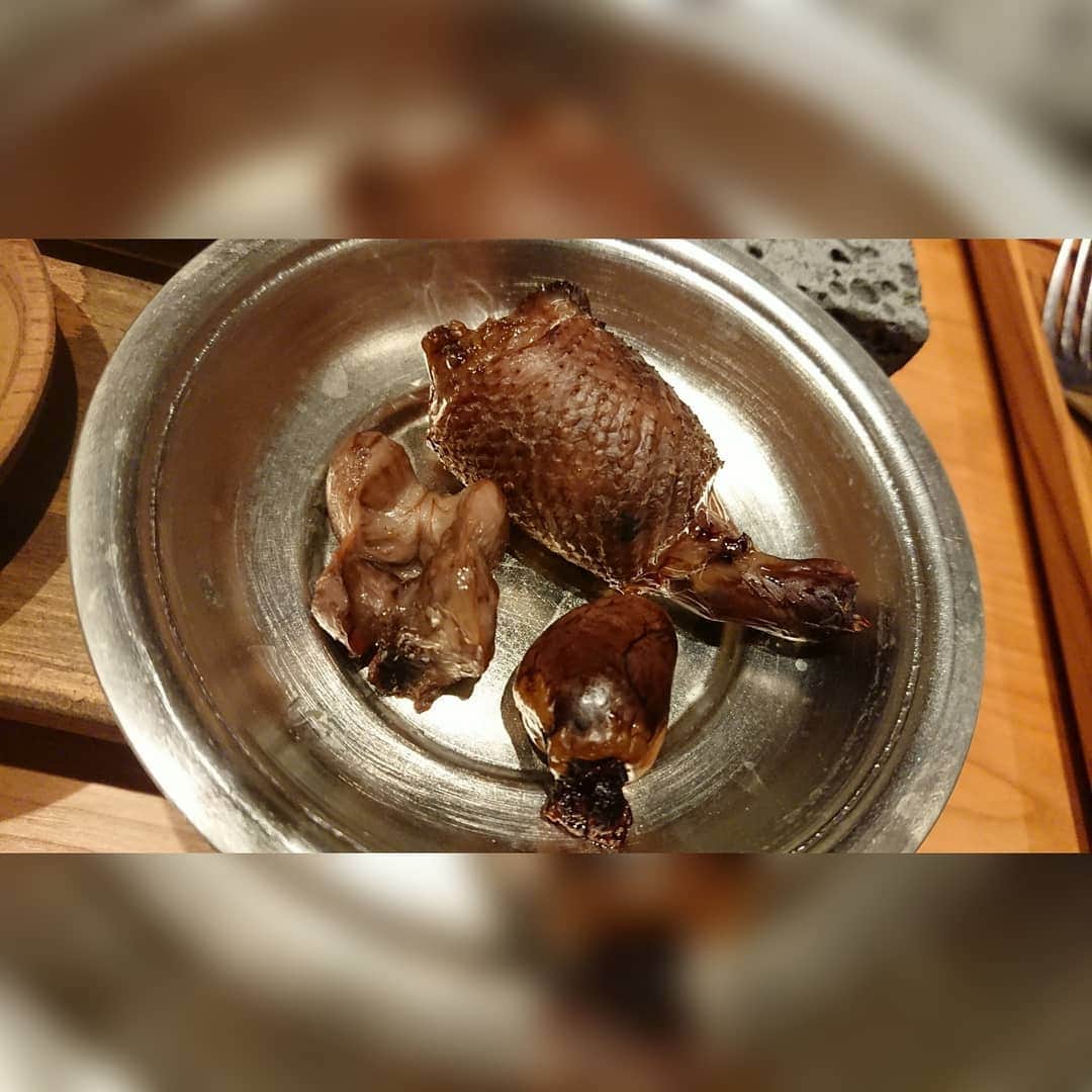 松浦麻里奈さんのインスタグラム写真 - (松浦麻里奈Instagram)「赤坂【鳩肉屋】@hatonikuya 生まれて一ヶ月くらいの鳩🍴🕊️🍴 自社ファームで育てて締めるらしい。 だから、新鮮さを食べてもらいたくて 三日前に準備直送するらしいです👌💕  鳩って、こんなに美味しいのかー❢❢  小太りした鳩を丸々１匹食べれる所😁✨ ショートコースを頂きました。  自分で切りながら食べるんだけど、難しい、、笑  お腹の中は、熱々のスープ。 一通り半分に切ったらスープを石の上に溢すと ジューッッ！！と石板が自然に 表面焼きを入れてくれて半レア→しっかり焼き。   お好みで焼き加減を 自分で調整しながら食べていくというスタイル😎  首、ハツ？、肝も これもくせもなく、骨も柔らかかった。  鶏肉よりも、鳩は濃厚でお肉を噛めば噛むほど じゅわっとお肉のジューシーさが✨    【コース内容】  ＊メゼ（前菜） 旬のオーガニック野菜や食材を使用した、前菜プレート ・ビーツとヨーグルトのディップ ・茄子のディップ ・オリエンタルサラダ  ＊メイン アツアツの石板に乗せて ・高級食材の鳩肉を丸ごと一羽素焼き  ＊スープ 地中海風味のさっぱりした口当たり ・チョルバス（れんず豆）のスープ  #鳩肉 #焼き鳥 #ジビエ #赤坂焼き鳥 #pr #お肉 #鳩 #鉄板焼 #赤坂グルメ #赤坂見附グルメ #東京グルメ #東京グルメ巡り #インスタグルメアワード2020  #ランチ #ディナー #dinner #bird #birdstagram  #海外料理 #国際料理 #鳩料理 #美味しいご飯  #お肉料理 #meatlover #meat #オーガニック #オーガニック料理 #赤坂 #鳩肉屋」7月12日 22時22分 - ay114.831m