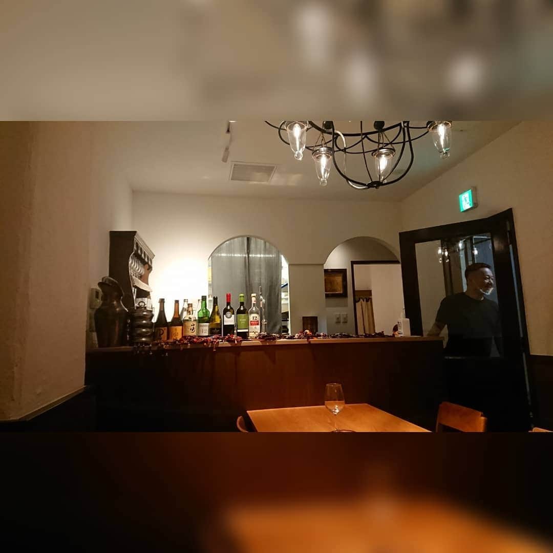 松浦麻里奈さんのインスタグラム写真 - (松浦麻里奈Instagram)「赤坂【鳩肉屋】@hatonikuya 生まれて一ヶ月くらいの鳩🍴🕊️🍴 自社ファームで育てて締めるらしい。 だから、新鮮さを食べてもらいたくて 三日前に準備直送するらしいです👌💕  鳩って、こんなに美味しいのかー❢❢  小太りした鳩を丸々１匹食べれる所😁✨ ショートコースを頂きました。  自分で切りながら食べるんだけど、難しい、、笑  お腹の中は、熱々のスープ。 一通り半分に切ったらスープを石の上に溢すと ジューッッ！！と石板が自然に 表面焼きを入れてくれて半レア→しっかり焼き。   お好みで焼き加減を 自分で調整しながら食べていくというスタイル😎  首、ハツ？、肝も これもくせもなく、骨も柔らかかった。  鶏肉よりも、鳩は濃厚でお肉を噛めば噛むほど じゅわっとお肉のジューシーさが✨    【コース内容】  ＊メゼ（前菜） 旬のオーガニック野菜や食材を使用した、前菜プレート ・ビーツとヨーグルトのディップ ・茄子のディップ ・オリエンタルサラダ  ＊メイン アツアツの石板に乗せて ・高級食材の鳩肉を丸ごと一羽素焼き  ＊スープ 地中海風味のさっぱりした口当たり ・チョルバス（れんず豆）のスープ  #鳩肉 #焼き鳥 #ジビエ #赤坂焼き鳥 #pr #お肉 #鳩 #鉄板焼 #赤坂グルメ #赤坂見附グルメ #東京グルメ #東京グルメ巡り #インスタグルメアワード2020  #ランチ #ディナー #dinner #bird #birdstagram  #海外料理 #国際料理 #鳩料理 #美味しいご飯  #お肉料理 #meatlover #meat #オーガニック #オーガニック料理 #赤坂 #鳩肉屋」7月12日 22時22分 - ay114.831m