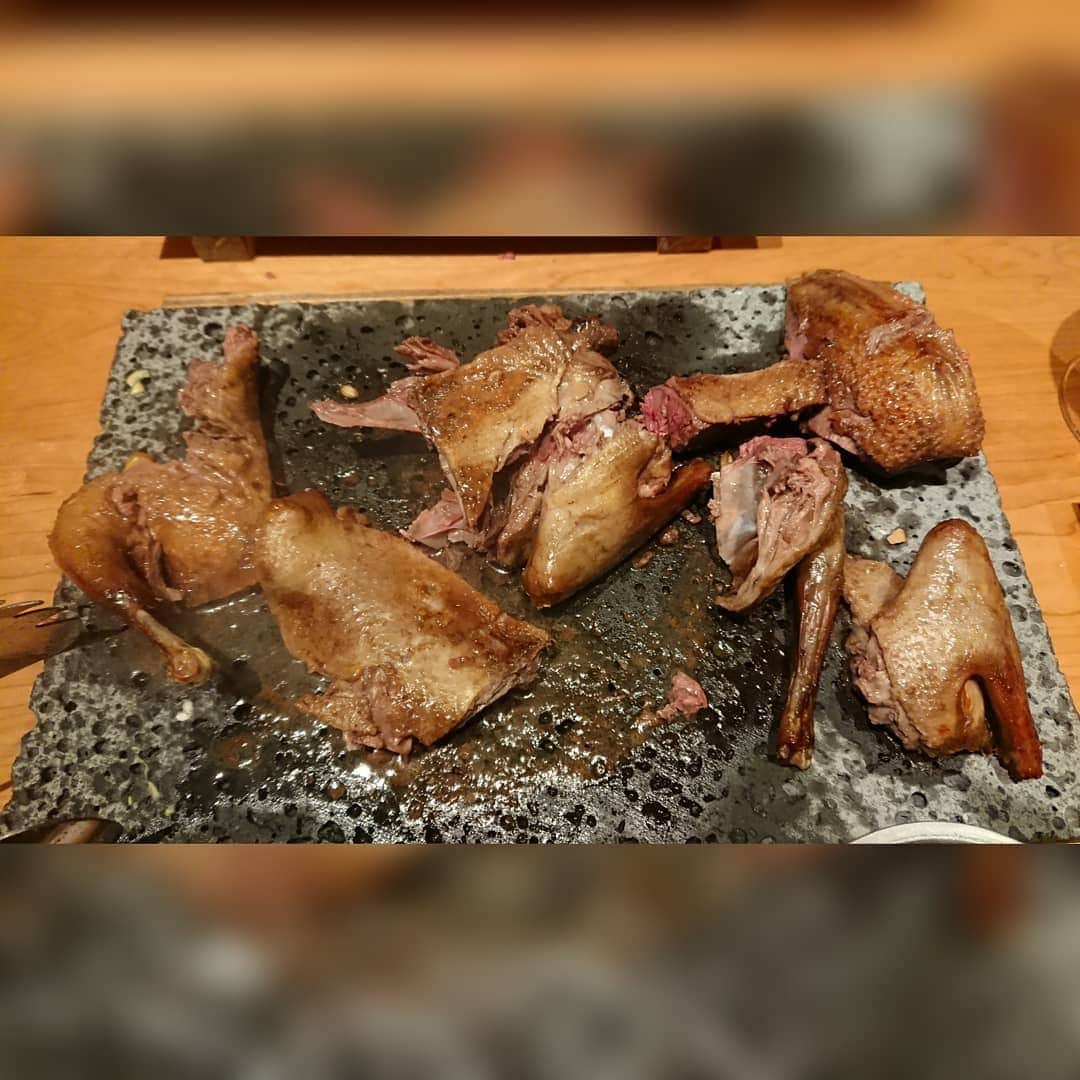 松浦麻里奈さんのインスタグラム写真 - (松浦麻里奈Instagram)「赤坂【鳩肉屋】@hatonikuya 生まれて一ヶ月くらいの鳩🍴🕊️🍴 自社ファームで育てて締めるらしい。 だから、新鮮さを食べてもらいたくて 三日前に準備直送するらしいです👌💕  鳩って、こんなに美味しいのかー❢❢  小太りした鳩を丸々１匹食べれる所😁✨ ショートコースを頂きました。  自分で切りながら食べるんだけど、難しい、、笑  お腹の中は、熱々のスープ。 一通り半分に切ったらスープを石の上に溢すと ジューッッ！！と石板が自然に 表面焼きを入れてくれて半レア→しっかり焼き。   お好みで焼き加減を 自分で調整しながら食べていくというスタイル😎  首、ハツ？、肝も これもくせもなく、骨も柔らかかった。  鶏肉よりも、鳩は濃厚でお肉を噛めば噛むほど じゅわっとお肉のジューシーさが✨    【コース内容】  ＊メゼ（前菜） 旬のオーガニック野菜や食材を使用した、前菜プレート ・ビーツとヨーグルトのディップ ・茄子のディップ ・オリエンタルサラダ  ＊メイン アツアツの石板に乗せて ・高級食材の鳩肉を丸ごと一羽素焼き  ＊スープ 地中海風味のさっぱりした口当たり ・チョルバス（れんず豆）のスープ  #鳩肉 #焼き鳥 #ジビエ #赤坂焼き鳥 #pr #お肉 #鳩 #鉄板焼 #赤坂グルメ #赤坂見附グルメ #東京グルメ #東京グルメ巡り #インスタグルメアワード2020  #ランチ #ディナー #dinner #bird #birdstagram  #海外料理 #国際料理 #鳩料理 #美味しいご飯  #お肉料理 #meatlover #meat #オーガニック #オーガニック料理 #赤坂 #鳩肉屋」7月12日 22時22分 - ay114.831m