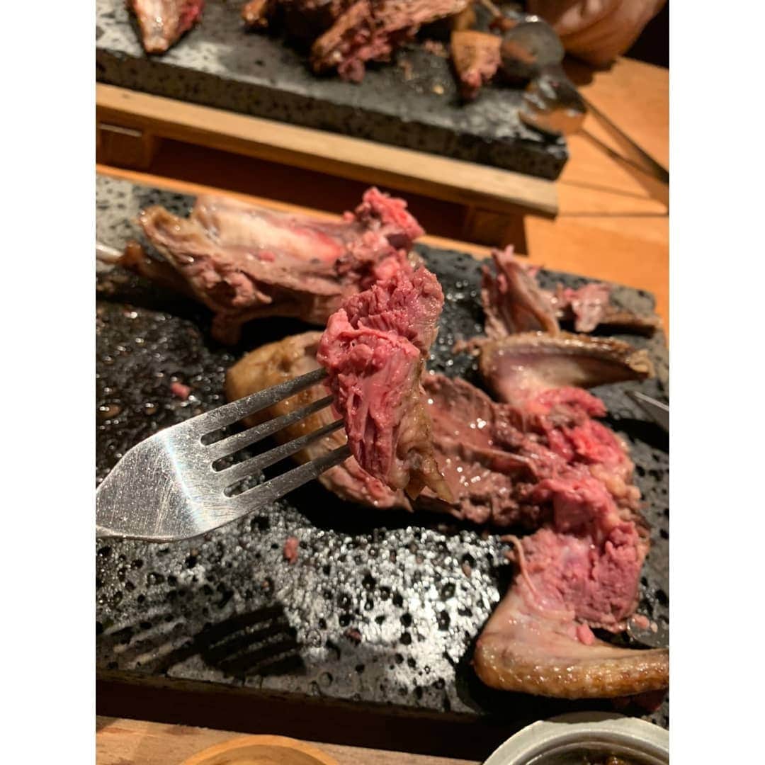 松浦麻里奈さんのインスタグラム写真 - (松浦麻里奈Instagram)「赤坂【鳩肉屋】@hatonikuya 生まれて一ヶ月くらいの鳩🍴🕊️🍴 自社ファームで育てて締めるらしい。 だから、新鮮さを食べてもらいたくて 三日前に準備直送するらしいです👌💕  鳩って、こんなに美味しいのかー❢❢  小太りした鳩を丸々１匹食べれる所😁✨ ショートコースを頂きました。  自分で切りながら食べるんだけど、難しい、、笑  お腹の中は、熱々のスープ。 一通り半分に切ったらスープを石の上に溢すと ジューッッ！！と石板が自然に 表面焼きを入れてくれて半レア→しっかり焼き。   お好みで焼き加減を 自分で調整しながら食べていくというスタイル😎  首、ハツ？、肝も これもくせもなく、骨も柔らかかった。  鶏肉よりも、鳩は濃厚でお肉を噛めば噛むほど じゅわっとお肉のジューシーさが✨    【コース内容】  ＊メゼ（前菜） 旬のオーガニック野菜や食材を使用した、前菜プレート ・ビーツとヨーグルトのディップ ・茄子のディップ ・オリエンタルサラダ  ＊メイン アツアツの石板に乗せて ・高級食材の鳩肉を丸ごと一羽素焼き  ＊スープ 地中海風味のさっぱりした口当たり ・チョルバス（れんず豆）のスープ  #鳩肉 #焼き鳥 #ジビエ #赤坂焼き鳥 #pr #お肉 #鳩 #鉄板焼 #赤坂グルメ #赤坂見附グルメ #東京グルメ #東京グルメ巡り #インスタグルメアワード2020  #ランチ #ディナー #dinner #bird #birdstagram  #海外料理 #国際料理 #鳩料理 #美味しいご飯  #お肉料理 #meatlover #meat #オーガニック #オーガニック料理 #赤坂 #鳩肉屋」7月12日 22時22分 - ay114.831m