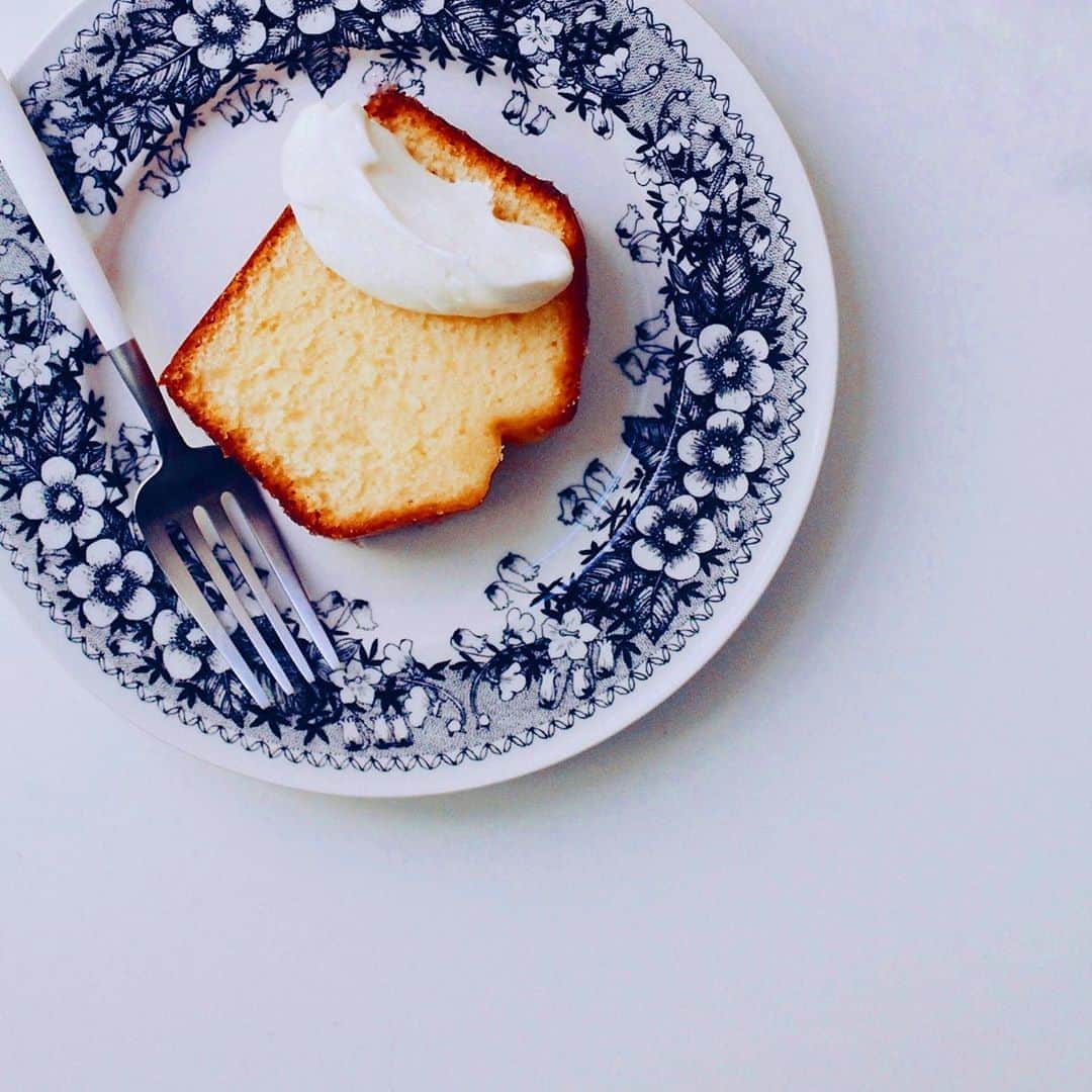 りえさんのインスタグラム写真 - (りえInstagram)「* * ☑︎Lemon Cake * * いつかのレモンケーキ。 * * 初期不良で使えない石窯オーブン。 修理に必要なパーツを取り寄せしてるとかで早3週間。 なんの音沙汰もないけど、忘れられてないかな？大丈夫かな？ * * #洋食器の日 #まいにちがきねん日 @himawari_emi」7月12日 22時23分 - chocolat_rie