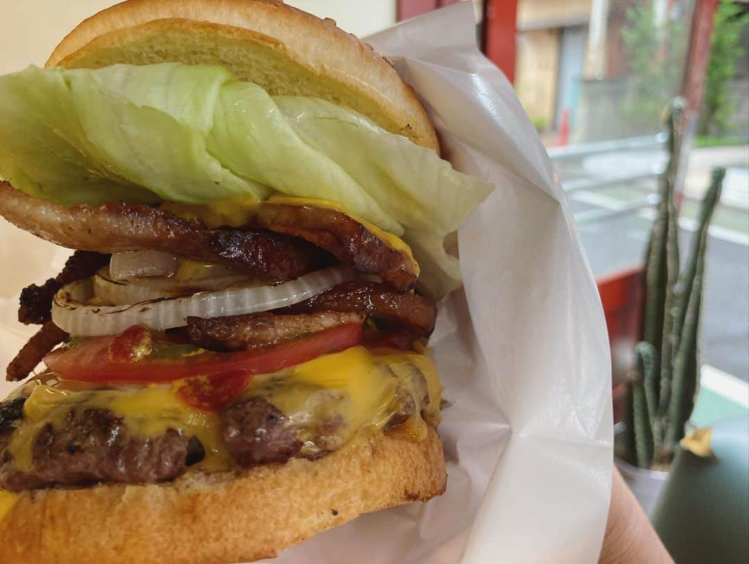 石川龍さんのインスタグラム写真 - (石川龍Instagram)「三軒茶屋のBaker Bounce。ベーコンチーズバーガーは¥1,550。 バンズもパティも野菜もチーズもベーコンも完璧。自家製のポテトとケチャップも完璧。まさに至高のハンバーガー。  #ハンバーガーも好き #ベーカーバウンス  #三軒茶屋」7月12日 22時25分 - slow_night