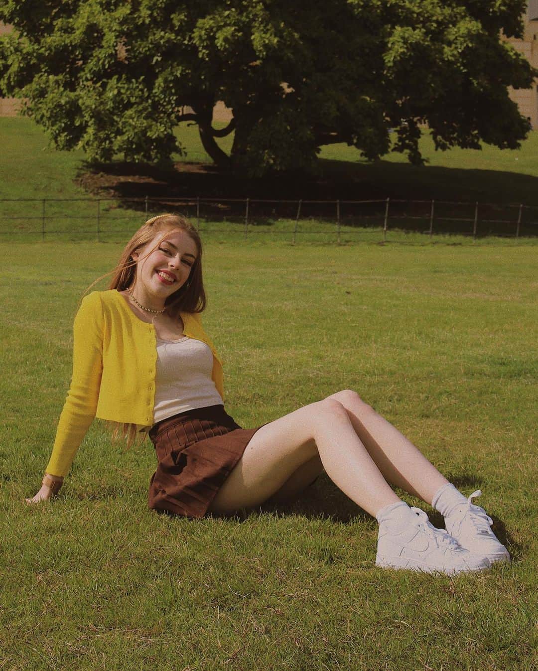 Amelia Gethingのインスタグラム：「🐝💛🌻🍯  (I started doing 👉🏻👈🏻 ironically and now I can’t stop pls send help)」