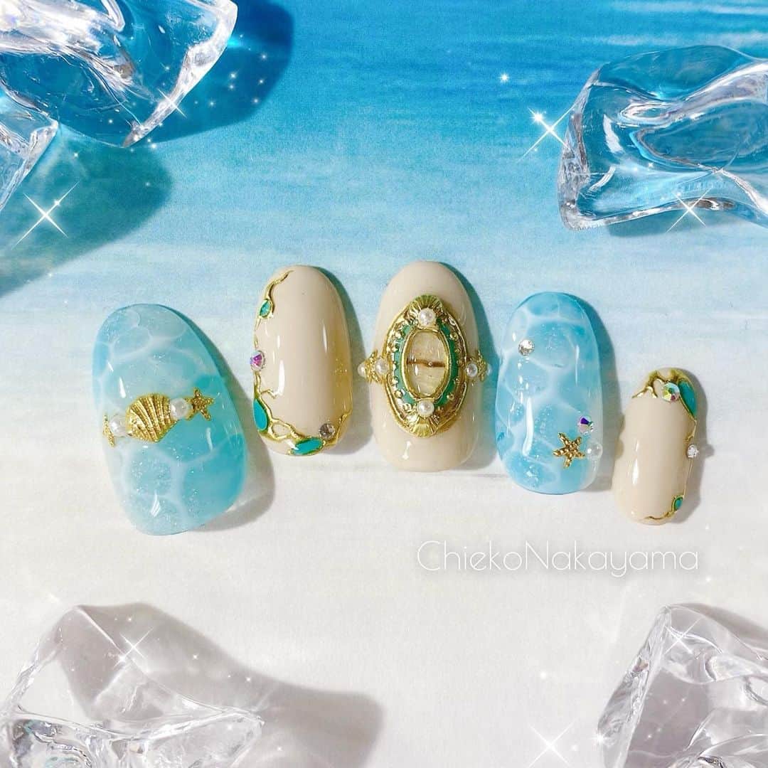 なかやまちえこのインスタグラム：「7/21 11:00- nail school tricia ジェルアートレッスンのデザインはこちらの水面ネイル🏝⠀ ⠀ リングみたいなアクセサリーのデザインは、たまみさん（  @tamamiy_ ）に連絡して#リングネイル のデザイン参考にさせて頂きました☺️🙏たまみさんのリングネイルどれもみんなとっても可愛いのでおススメです😊💓⠀ #nail #nails #nailart #ネイル #美甲 #ネイルアート  #japanesenailart #manucure #japanesenails #manicurist #gelnails #أظافر #네일아트 #미용 #vẽmóng #ngườiđẹp  #искусствоногтя #artedeuñas #เพ้นท์เล็บเจล #ジェルネイルデザイン #ネイルデザイン #senikuku #nagelkunst #海ネイル #水面ネイル #seanails #サマーネイル #summernails #夏ネイル @nailschooltricia」