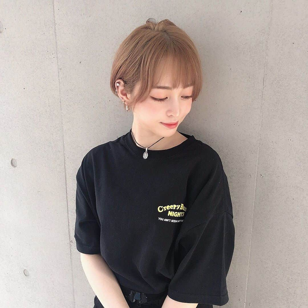 じゅりのインスタグラム：「🐰👱🏻‍♀️🖤🖤🖤 . . . 今日は全身ブラックコーデの日🖤 このTシャツのバックプリントが 激かわだから見てほしい🐰❕ . . tops: @freaksstore_official  bottoms: @figandviper  boots: @drmartens_japan  accessory: @joujou_accessory . . . #ootd #code #今日のコーデ #ショートヘア #ショートボブ #ブラックコーデ #カジュアルコーデ #freaksstore #figandviper #drmartens #silver925 #joujou #153cmコーデ」