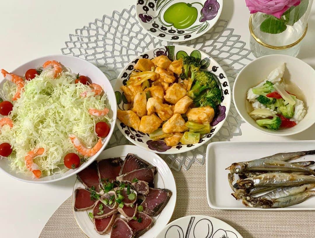 花田浩菜のインスタグラム：「最近の食卓🍽 . ◼︎かつおのたたき ◼︎鶏チリ ◼︎ししゃも ◼︎ブロッコリーとイカの中華炒め ◼︎サラダ🥗 . さっぱりかつおのたたきはこの時期いつでも食べたいくらい好き🐟✨ 冷凍庫にあると本当に助かるSL Creations （ @slcreations_official ）のストック達を、この日は総出で夕飯作りを楽させてもらいました🙌かつおのたたきも解凍しただけなのに、全然臭みもなく美味しいのでリピートしたい✨ . . 鶏チリのお肉も @slcreations_official のお試しチキンセットの鶏ムネ肉を使ったのですが、小分けパックになって胸肉、もも肉など数種類のお肉が入っているから使いやすくて助かります🙇‍♀️（🔜スワイプ） . #安心安全 で#無添加 の食品ばかりなので、子供がいる家庭には特に有難いです✨🙇‍♀️ うす塩味しらす干しは子供もお気に入りでよくしらすご飯にして食べてます❤️ 買い物に行く頻度も減らせるし、#食品宅配 は引き続きストックしておきたいと思っている今日この頃😊🙌 . . #SLCreations #エスエルクリエーションズ #食品宅配 #PR #ストックおかず #ストック買い #時短家事 #時短 #ママライフ #夜ご飯 #今日の晩御飯 #おうちご飯 #2児ママ #赤ちゃんのいる生活 #2歳差育児 #happy #happydays」