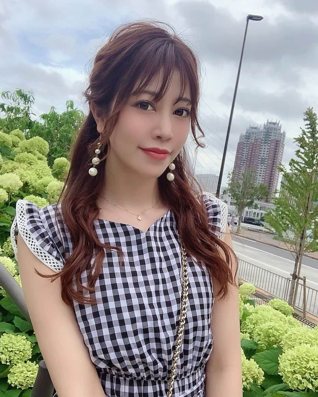 のインスタグラム：「． 　 　 おはよう☀ やっと前髪いい感じに伸びてきた🍒🍒 　  この間表参道にある #ヘアメイク専門サロンfelice で ハーフアップにしてもらったの💕 　 　 今回はヘアだけだったけど メイクもできるみたい😳😳 　 やっぱり髪型可愛いと気分上がるなぁ〜🎶   @kasumi_hairmake  @felice0115  　 ありがとうございました〜🌸🌸  🏰　南青山6-2-13 ファイン青山5F」