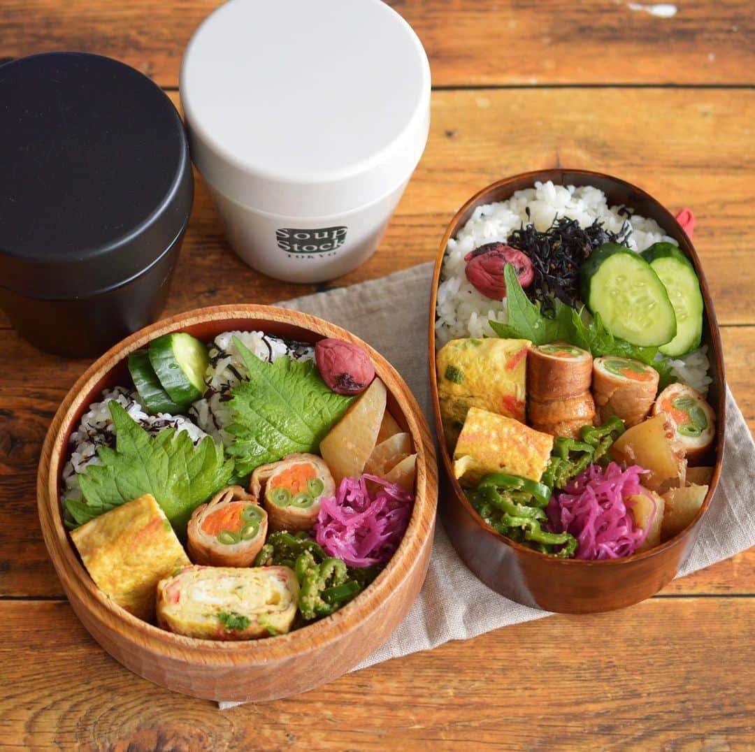 yukiyoのインスタグラム：「2020.7.13* ・ 今日のお弁当 ・ 梅ひじきおむすび けんさんは梅ひじき乗せごはん ぬか漬け、梅干し 小ネギとカニカマ入り玉子焼き 肉巻き 大根おかか煮 ピーマンごま炒め 紫キャベツピクルス ・ ・ ・ ちまよって 地元の登山クラブ？サークル？みたいな物に 入会してしまった。 ・ 入会金3000円、月会費500円、の有料のクラブです ・ 私の性格上合わない気もしますが 毎月座学があって色々教えて頂ける。 これはソロハイクでも役に立つだろうとの目算です。 ・ 先日初めて座学に顔を出しご挨拶しました。 ・ ・ そしてそのクラブの月例山行が土曜日だったんですが 天気予報を見て私はキャンセルしてしまいました。 ・ 結果雨降らず笑 ・ その山行、 先輩会員さんの紹介でお試し参加した方がいて そのまま入会の運びとなったそうな。 ・ ・ ラインのグループトークがずいぶん賑わってました。 ・ ・ …あれ？ 私もしかして次回参加しづらく…ない⁈ と思うのは気のせいだろうか🙄 ・ ・ ・ ・ 2枚目は NO Monday @nomonday_jp さんの時計 ・ 新作の Happy Weekend シリーズのもの ・ このデザイン、けんさんお気に入りだそうです。 男性でもまぁギリギリ着けられます。 ちなみにけんさん細くはありません笑 ・ ・ クーポンコード "quiesga" で10%オフになります。 ・ #ノーマンデー #時計 #腕時計 #nomonday #手元倶楽部 ・ #お弁当 #obento #bento #lunch #lunchbox #onthetable #japanesefood #暮らし #曲げわっぱ #lin_stagrammer #ロカリ #おうちごはんLover #マカロニメイト #IGersJP #おむすび #おにぎり」