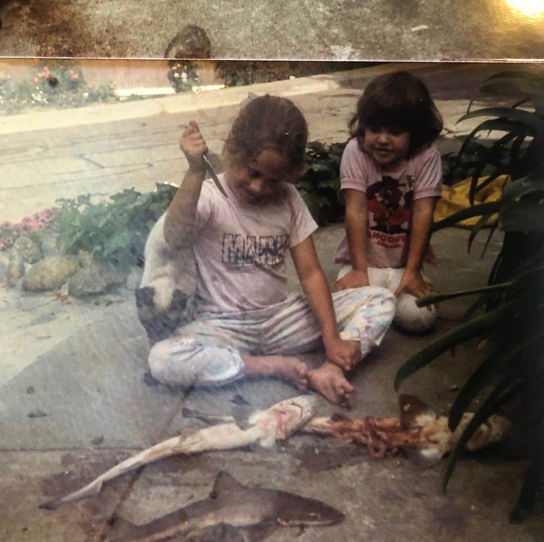 クレア・コフィーのインスタグラム：「Mercifully missed my calling in life. #awkwardfamilyphotos」